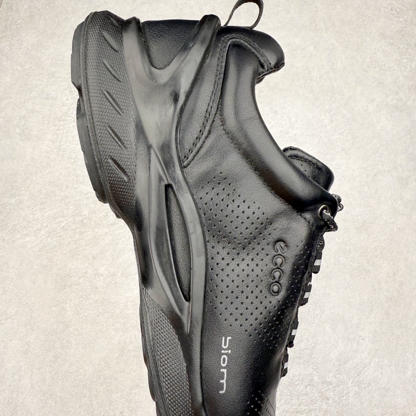 图片[6]-ECCO爱步老爹鞋男士夏季新款 飞织网面百搭潮流户外运动鞋 健步BIOM系列新款 全新的轻量发泡底材与直接注塑橡胶大底相结合 柔软舒适，轻量回弹，脚感更轻盈 鞋面采用GORE-TEX飞织网面与牛皮相结合 给你贴心透气呵护 自然律动科技 符合人体工学鞋楦 贴近足部天然形态 橡胶大底，抓地力强，具有良好的耐磨性 轻盈自如 适跑畅练 尺码：38 39 40 41 42 43 44 （皮鞋码）-选品中心