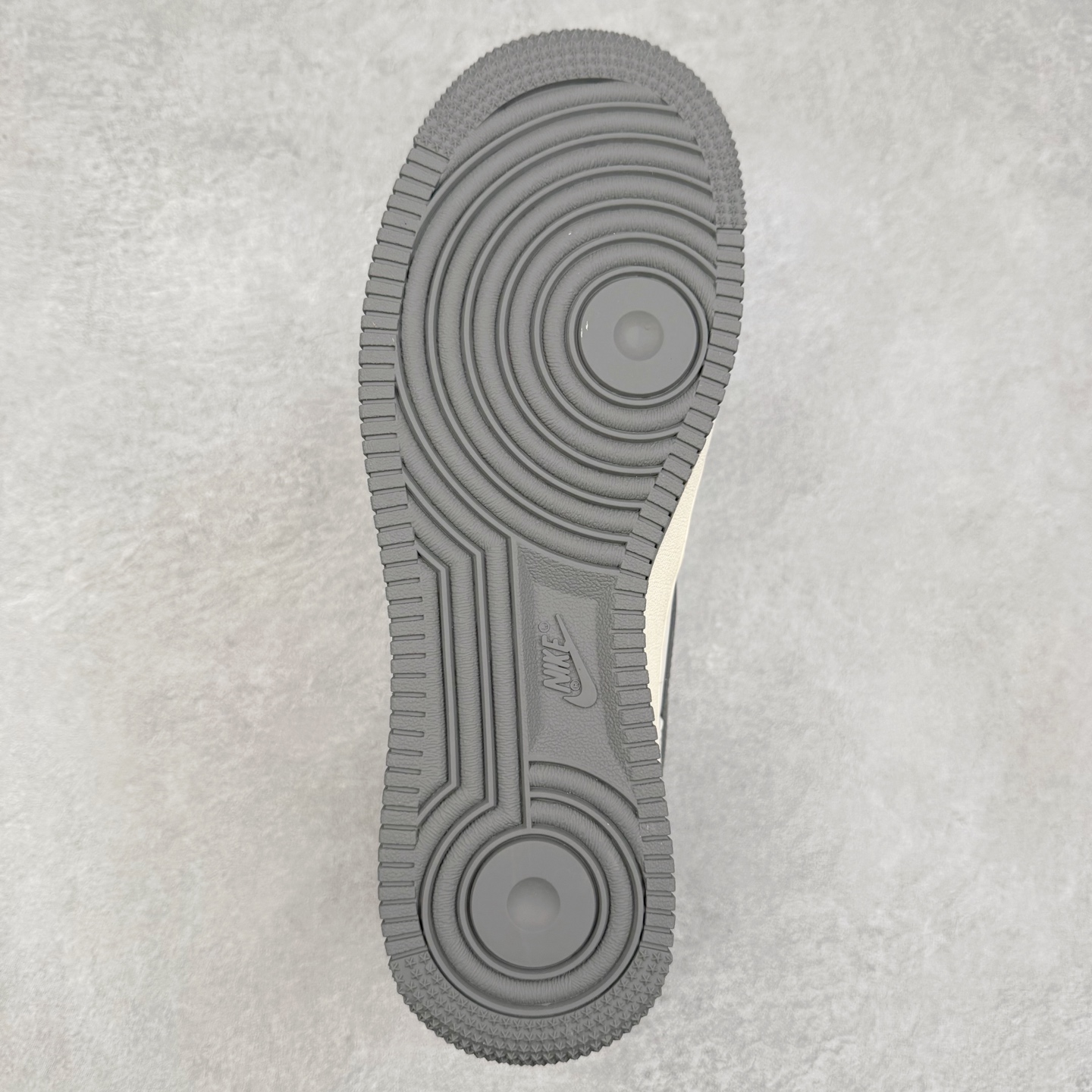 图片[9]-NK Air Force 1´07 Low 空军一号低帮百搭休闲运动板鞋 KJ1688-002 柔软、弹性十足的缓震性能和出色的中底设计 横跨复古与现代的外型结合 造就出风靡全球 三十多年的Force 1 直到今天还深受青睐 实拍调校N版已经零色差零失真 百分百还原实物色彩所见即所得 不存在货不对板色差等低级问题 选购参考实物拍摄 不混卖不参货 只用心做好货严格选品 承诺混一赔十 尺码：36 36.5 37.5 38 38.5 39 40 40.5 41 42 42.5 43 44 44.5 45-选品中心