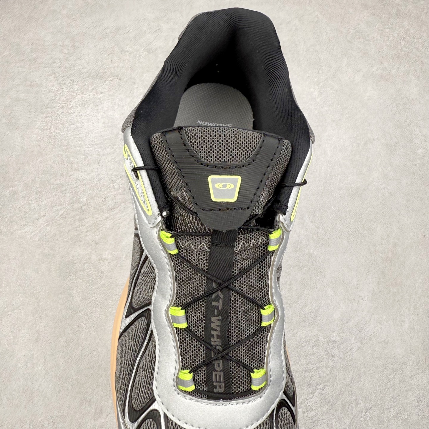 图片[5]-＃HP纯原 SALOMON XT-WHISPER 萨洛蒙圆头防滑耐磨低帮休闲越野训练城市通勤跑步鞋 男女同款 纯原外贸平台特供订单 耗时半年巨作 全套原纸板楦头开发 原厂特供网布配套加持 确保原汁原味 完美呈现版型 原档数据独家私模五层组合大底 男女鞋同步官方开发至46.5 原装Ortholite轻量化鞋垫 中底布带钢印编号 原厂TPU锁扣 进口港宝加持 后跟自然饱满 还原公司包裹性 大网眼材质、金属质感元素以及大量曲线结构线的应用，为 XT-Whisper 此番的回归附上了浓重的千禧年运动鞋的美学氛围，而忠于元年不减配的科技配置——富有质感的材料和流畅波纹状的 Sensifit™ 技术、Salomon 标志性的 Quicklace 快速系带系统以及 Contagrip 鞋底，使得其在性能角度与美学角度都能够满足如今人们对于鞋履的多场景需求。正常尺码：36 36.5 37.5 38 38.5 39 40 40.5 41 42 42.5 43 44 44.5 45 46.5-选品中心