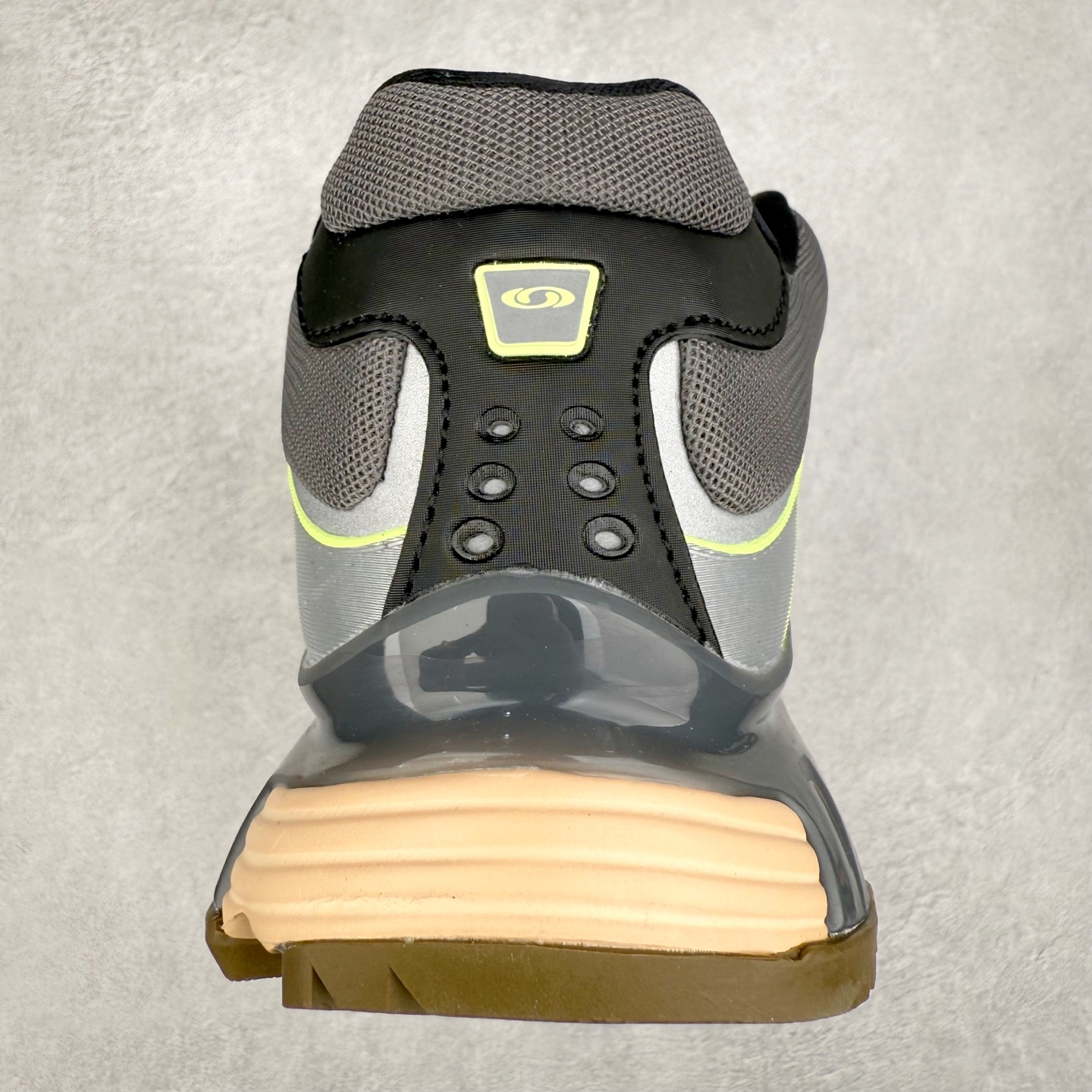 图片[8]-＃HP纯原 SALOMON XT-WHISPER 萨洛蒙圆头防滑耐磨低帮休闲越野训练城市通勤跑步鞋 男女同款 纯原外贸平台特供订单 耗时半年巨作 全套原纸板楦头开发 原厂特供网布配套加持 确保原汁原味 完美呈现版型 原档数据独家私模五层组合大底 男女鞋同步官方开发至46.5 原装Ortholite轻量化鞋垫 中底布带钢印编号 原厂TPU锁扣 进口港宝加持 后跟自然饱满 还原公司包裹性 大网眼材质、金属质感元素以及大量曲线结构线的应用，为 XT-Whisper 此番的回归附上了浓重的千禧年运动鞋的美学氛围，而忠于元年不减配的科技配置——富有质感的材料和流畅波纹状的 Sensifit™ 技术、Salomon 标志性的 Quicklace 快速系带系统以及 Contagrip 鞋底，使得其在性能角度与美学角度都能够满足如今人们对于鞋履的多场景需求。正常尺码：36 36.5 37.5 38 38.5 39 40 40.5 41 42 42.5 43 44 44.5 45 46.5-选品中心