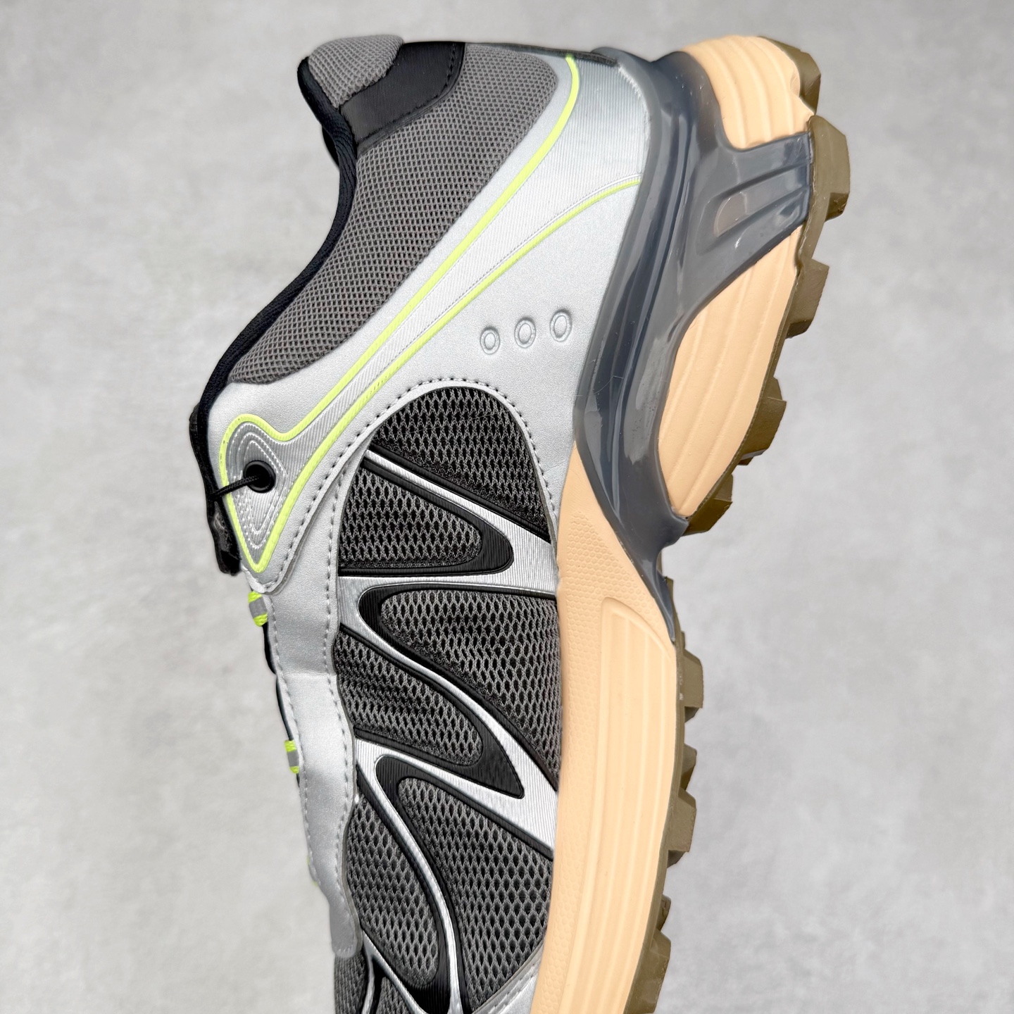 图片[7]-＃HP纯原 SALOMON XT-WHISPER 萨洛蒙圆头防滑耐磨低帮休闲越野训练城市通勤跑步鞋 男女同款 纯原外贸平台特供订单 耗时半年巨作 全套原纸板楦头开发 原厂特供网布配套加持 确保原汁原味 完美呈现版型 原档数据独家私模五层组合大底 男女鞋同步官方开发至46.5 原装Ortholite轻量化鞋垫 中底布带钢印编号 原厂TPU锁扣 进口港宝加持 后跟自然饱满 还原公司包裹性 大网眼材质、金属质感元素以及大量曲线结构线的应用，为 XT-Whisper 此番的回归附上了浓重的千禧年运动鞋的美学氛围，而忠于元年不减配的科技配置——富有质感的材料和流畅波纹状的 Sensifit™ 技术、Salomon 标志性的 Quicklace 快速系带系统以及 Contagrip 鞋底，使得其在性能角度与美学角度都能够满足如今人们对于鞋履的多场景需求。正常尺码：36 36.5 37.5 38 38.5 39 40 40.5 41 42 42.5 43 44 44.5 45 46.5-选品中心