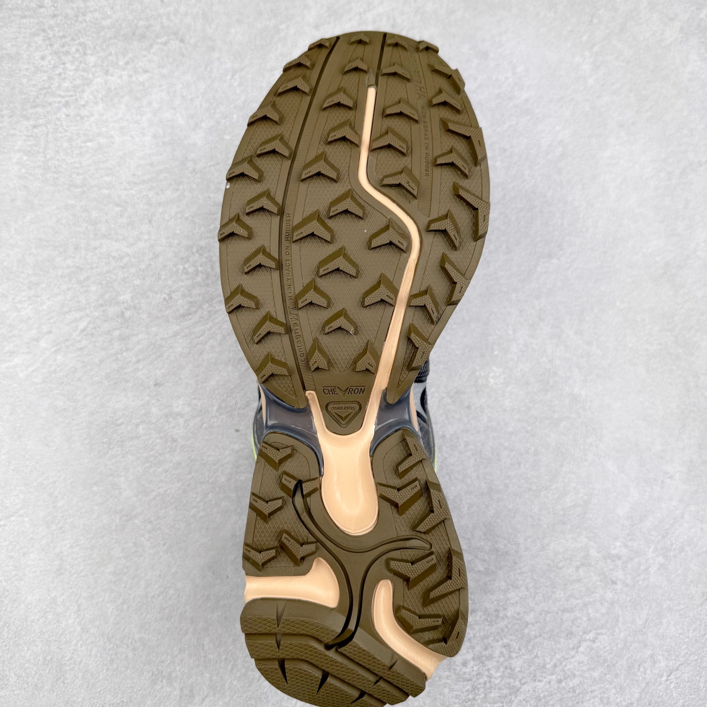 图片[9]-＃HP纯原 SALOMON XT-WHISPER 萨洛蒙圆头防滑耐磨低帮休闲越野训练城市通勤跑步鞋 男女同款 纯原外贸平台特供订单 耗时半年巨作 全套原纸板楦头开发 原厂特供网布配套加持 确保原汁原味 完美呈现版型 原档数据独家私模五层组合大底 男女鞋同步官方开发至46.5 原装Ortholite轻量化鞋垫 中底布带钢印编号 原厂TPU锁扣 进口港宝加持 后跟自然饱满 还原公司包裹性 大网眼材质、金属质感元素以及大量曲线结构线的应用，为 XT-Whisper 此番的回归附上了浓重的千禧年运动鞋的美学氛围，而忠于元年不减配的科技配置——富有质感的材料和流畅波纹状的 Sensifit™ 技术、Salomon 标志性的 Quicklace 快速系带系统以及 Contagrip 鞋底，使得其在性能角度与美学角度都能够满足如今人们对于鞋履的多场景需求。正常尺码：36 36.5 37.5 38 38.5 39 40 40.5 41 42 42.5 43 44 44.5 45 46.5-选品中心