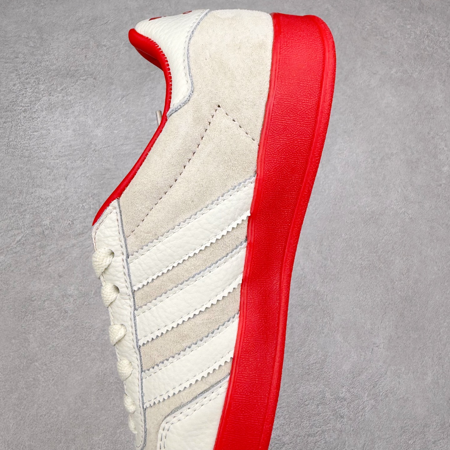 图片[7]-＃纯原福利 AD Original Gazelle Indoor Trainers 瞪羚室内鞋系列低帮复古百搭休闲运动德训风板鞋 JI2717 长期补货超性价比特供批次 原厂定制长毛翻毛皮组合环保纤维革鞋面材质 内置环保海玻璃鞋垫 外置RB橡胶大底 产品品控稳定性领先行业 原厂全套原楦原纸板冲刀磨具开发 原厂皮料加持 原厂港宝加持定型后跟R度完美 将复古进行到底 简约流畅 三十年不变经典 这款Gazelle运动鞋 无论面料、配色、质感或设计 都只在重现其1991年原款的经典 皮革鞋面 撞色三条纹和鞋跟标的设计 力求呈现90年代的经典复古风潮 Samba火热的同时 也带动了其它的复古鞋型 Gazelle便是其中一只 Gazelle Indoor拥有包边更宽的T字型鞋头 更好的保护运动员的前掌 浓浓的复古氛围感 非常适合现在流行的Cleanfit风格 尺码：35 36 36⅔ 37⅓ 38 38⅔ 39⅓ 40 40⅔ 41⅓ 42 42⅔ 43⅓ 44 44⅔ 45-选品中心