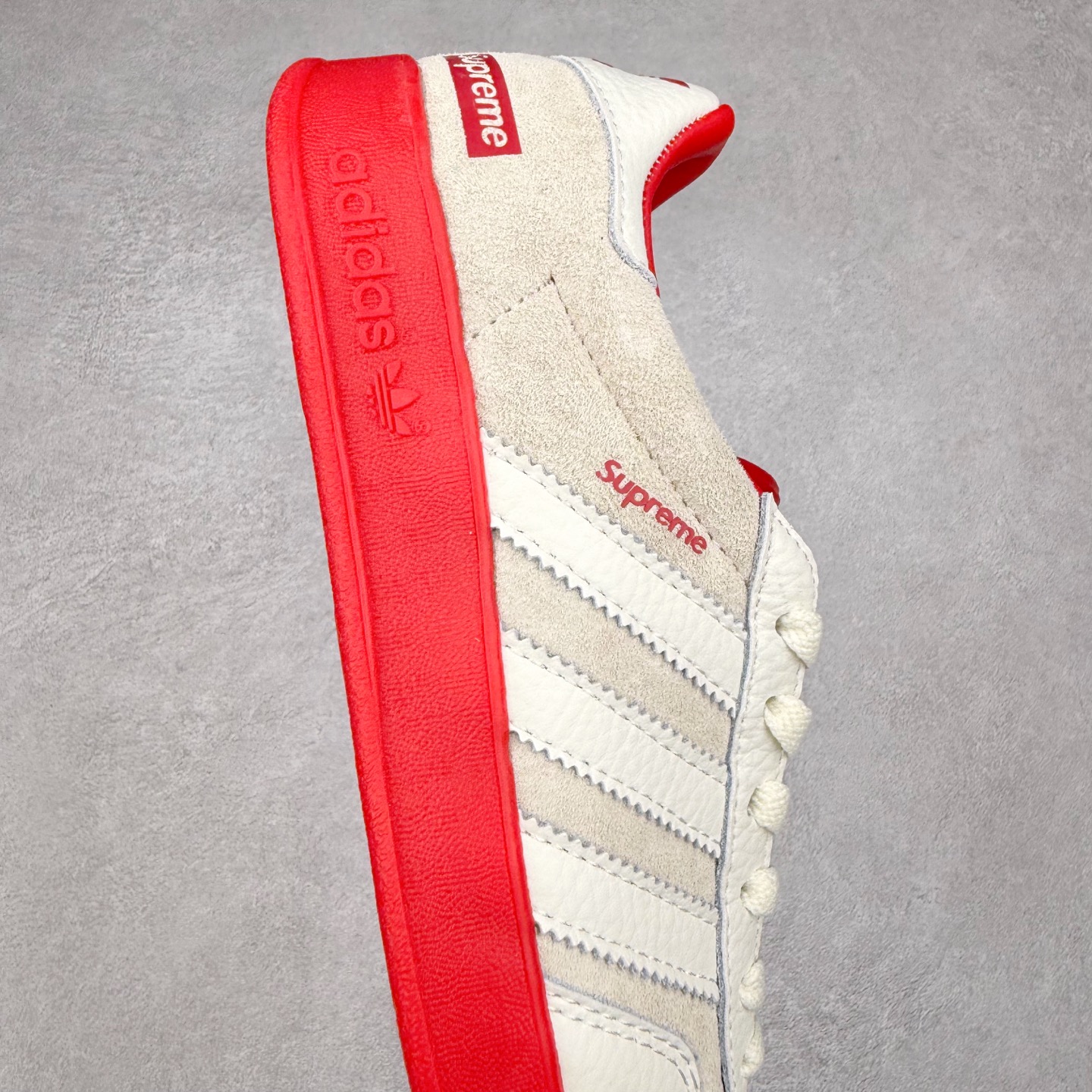 图片[6]-＃纯原福利 AD Original Gazelle Indoor Trainers 瞪羚室内鞋系列低帮复古百搭休闲运动德训风板鞋 JI2717 长期补货超性价比特供批次 原厂定制长毛翻毛皮组合环保纤维革鞋面材质 内置环保海玻璃鞋垫 外置RB橡胶大底 产品品控稳定性领先行业 原厂全套原楦原纸板冲刀磨具开发 原厂皮料加持 原厂港宝加持定型后跟R度完美 将复古进行到底 简约流畅 三十年不变经典 这款Gazelle运动鞋 无论面料、配色、质感或设计 都只在重现其1991年原款的经典 皮革鞋面 撞色三条纹和鞋跟标的设计 力求呈现90年代的经典复古风潮 Samba火热的同时 也带动了其它的复古鞋型 Gazelle便是其中一只 Gazelle Indoor拥有包边更宽的T字型鞋头 更好的保护运动员的前掌 浓浓的复古氛围感 非常适合现在流行的Cleanfit风格 尺码：35 36 36⅔ 37⅓ 38 38⅔ 39⅓ 40 40⅔ 41⅓ 42 42⅔ 43⅓ 44 44⅔ 45-选品中心