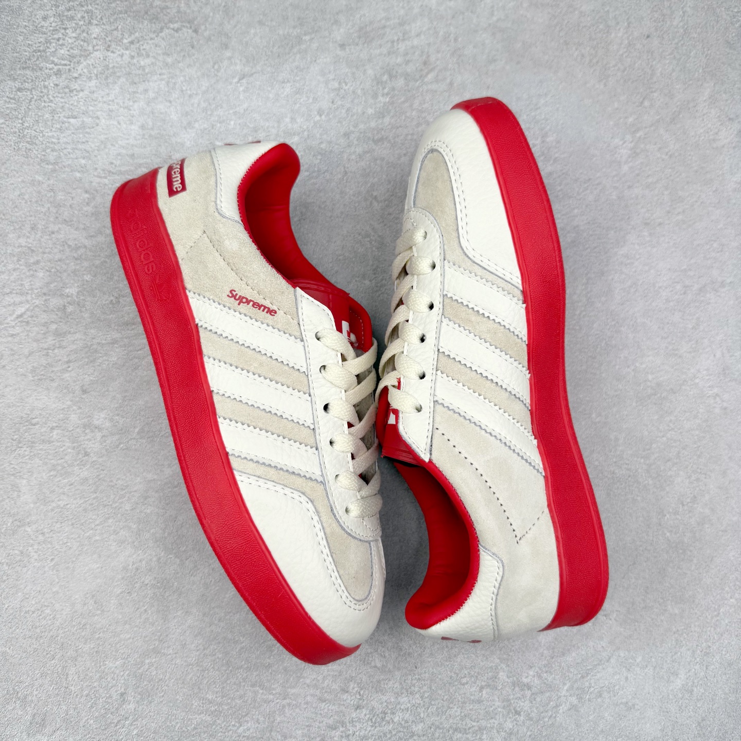 图片[3]-＃纯原福利 AD Original Gazelle Indoor Trainers 瞪羚室内鞋系列低帮复古百搭休闲运动德训风板鞋 JI2717 长期补货超性价比特供批次 原厂定制长毛翻毛皮组合环保纤维革鞋面材质 内置环保海玻璃鞋垫 外置RB橡胶大底 产品品控稳定性领先行业 原厂全套原楦原纸板冲刀磨具开发 原厂皮料加持 原厂港宝加持定型后跟R度完美 将复古进行到底 简约流畅 三十年不变经典 这款Gazelle运动鞋 无论面料、配色、质感或设计 都只在重现其1991年原款的经典 皮革鞋面 撞色三条纹和鞋跟标的设计 力求呈现90年代的经典复古风潮 Samba火热的同时 也带动了其它的复古鞋型 Gazelle便是其中一只 Gazelle Indoor拥有包边更宽的T字型鞋头 更好的保护运动员的前掌 浓浓的复古氛围感 非常适合现在流行的Cleanfit风格 尺码：35 36 36⅔ 37⅓ 38 38⅔ 39⅓ 40 40⅔ 41⅓ 42 42⅔ 43⅓ 44 44⅔ 45-选品中心