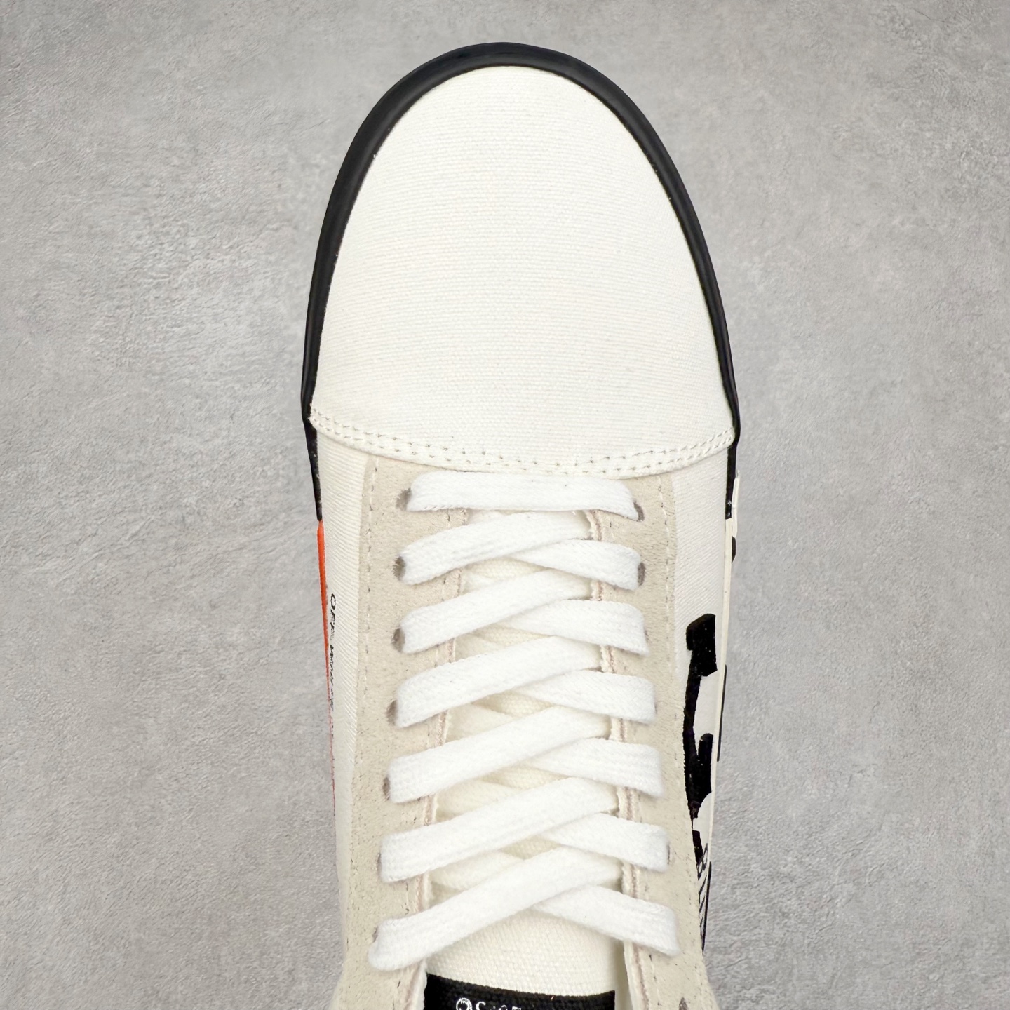 图片[4]-OFF-WHITE OW舒适百搭防滑耐磨低帮帆布鞋 Off-White由才华横溢的Virgil Abloh于2013年创立。这位美国设计师既是建筑系硕士生，也是一名DJ，更是著名的Kanye West的创意总监。他以都市奢华风格惊艳了众人，并且“以典雅方法演绎当代风尚”，设计出一件又一件备受追捧的作品。Off-White别具特色的卫衣、腰带、夹克、T恤等单品俨然已成为了时尚的代名词。前卫潮流的设计、充满趣味的细节以及别出心裁的剪裁使Off-White传达出浓厚的时尚气质，是打造摩登造型不容忽视的品牌。实拍调校N版已经零色差零失真 百分百还原实物色彩所见即所得 不存在货不对板色差等低级问题 选购参考实物拍摄 不混卖不参货 只用心做好货严格选品 承诺混一赔十 尺码：36 36.5 37.5 38 38.5 39 40 40.5 41 42 42.5 43 44 44.5 45 46 47-选品中心