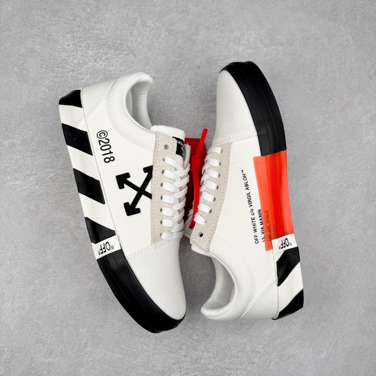 图片[3]-OFF-WHITE OW舒适百搭防滑耐磨低帮帆布鞋 Off-White由才华横溢的Virgil Abloh于2013年创立。这位美国设计师既是建筑系硕士生，也是一名DJ，更是著名的Kanye West的创意总监。他以都市奢华风格惊艳了众人，并且“以典雅方法演绎当代风尚”，设计出一件又一件备受追捧的作品。Off-White别具特色的卫衣、腰带、夹克、T恤等单品俨然已成为了时尚的代名词。前卫潮流的设计、充满趣味的细节以及别出心裁的剪裁使Off-White传达出浓厚的时尚气质，是打造摩登造型不容忽视的品牌。实拍调校N版已经零色差零失真 百分百还原实物色彩所见即所得 不存在货不对板色差等低级问题 选购参考实物拍摄 不混卖不参货 只用心做好货严格选品 承诺混一赔十 尺码：36 36.5 37.5 38 38.5 39 40 40.5 41 42 42.5 43 44 44.5 45 46 47-选品中心