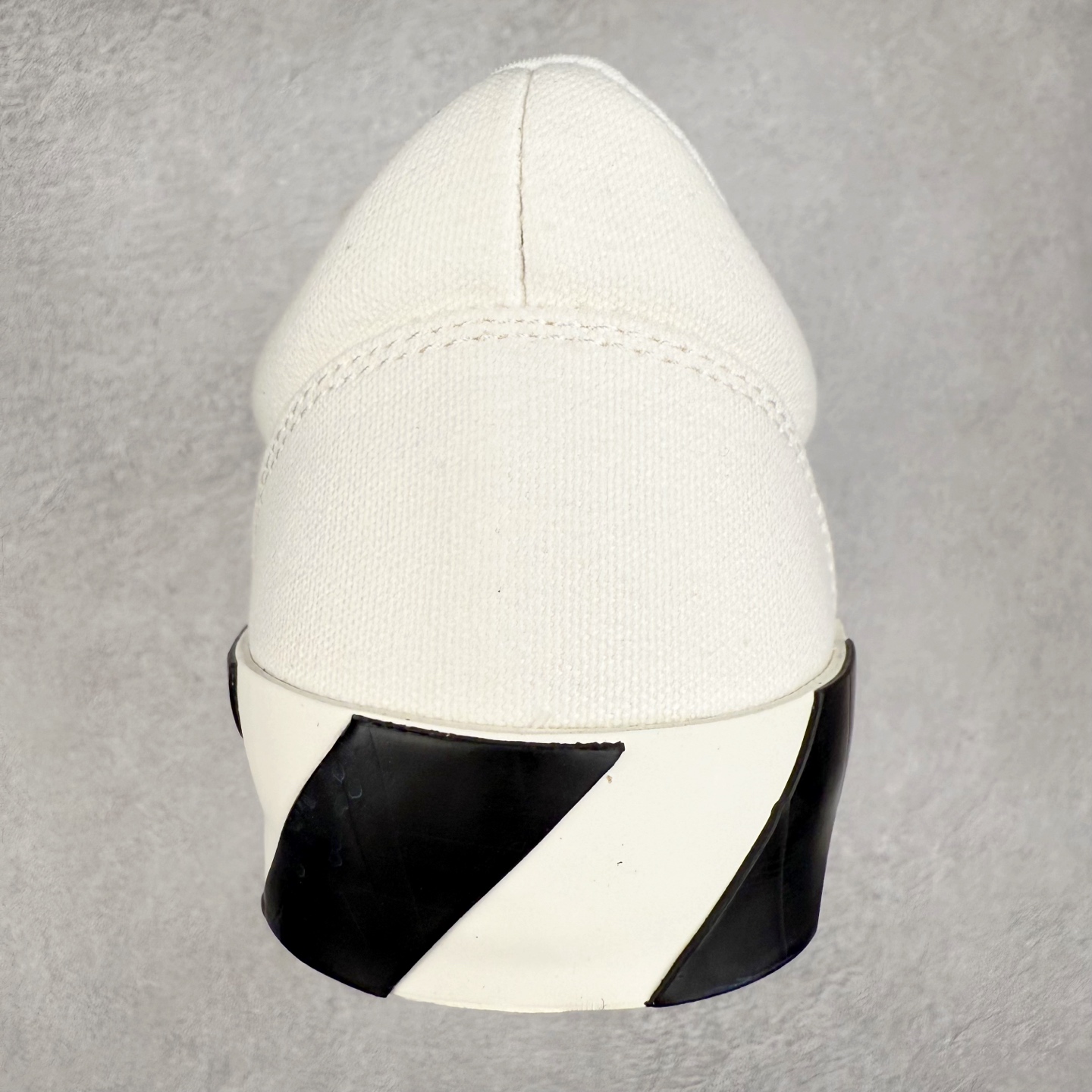 图片[8]-OFF-WHITE OW舒适百搭防滑耐磨低帮帆布鞋 Off-White由才华横溢的Virgil Abloh于2013年创立。这位美国设计师既是建筑系硕士生，也是一名DJ，更是著名的Kanye West的创意总监。他以都市奢华风格惊艳了众人，并且“以典雅方法演绎当代风尚”，设计出一件又一件备受追捧的作品。Off-White别具特色的卫衣、腰带、夹克、T恤等单品俨然已成为了时尚的代名词。前卫潮流的设计、充满趣味的细节以及别出心裁的剪裁使Off-White传达出浓厚的时尚气质，是打造摩登造型不容忽视的品牌。实拍调校N版已经零色差零失真 百分百还原实物色彩所见即所得 不存在货不对板色差等低级问题 选购参考实物拍摄 不混卖不参货 只用心做好货严格选品 承诺混一赔十 尺码：36 36.5 37.5 38 38.5 39 40 40.5 41 42 42.5 43 44 44.5 45 46 47-选品中心