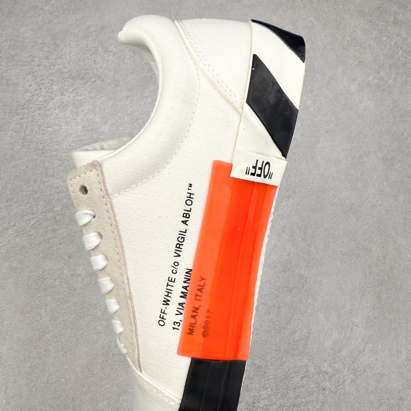 图片[7]-OFF-WHITE OW舒适百搭防滑耐磨低帮帆布鞋 Off-White由才华横溢的Virgil Abloh于2013年创立。这位美国设计师既是建筑系硕士生，也是一名DJ，更是著名的Kanye West的创意总监。他以都市奢华风格惊艳了众人，并且“以典雅方法演绎当代风尚”，设计出一件又一件备受追捧的作品。Off-White别具特色的卫衣、腰带、夹克、T恤等单品俨然已成为了时尚的代名词。前卫潮流的设计、充满趣味的细节以及别出心裁的剪裁使Off-White传达出浓厚的时尚气质，是打造摩登造型不容忽视的品牌。实拍调校N版已经零色差零失真 百分百还原实物色彩所见即所得 不存在货不对板色差等低级问题 选购参考实物拍摄 不混卖不参货 只用心做好货严格选品 承诺混一赔十 尺码：36 36.5 37.5 38 38.5 39 40 40.5 41 42 42.5 43 44 44.5 45 46 47-选品中心