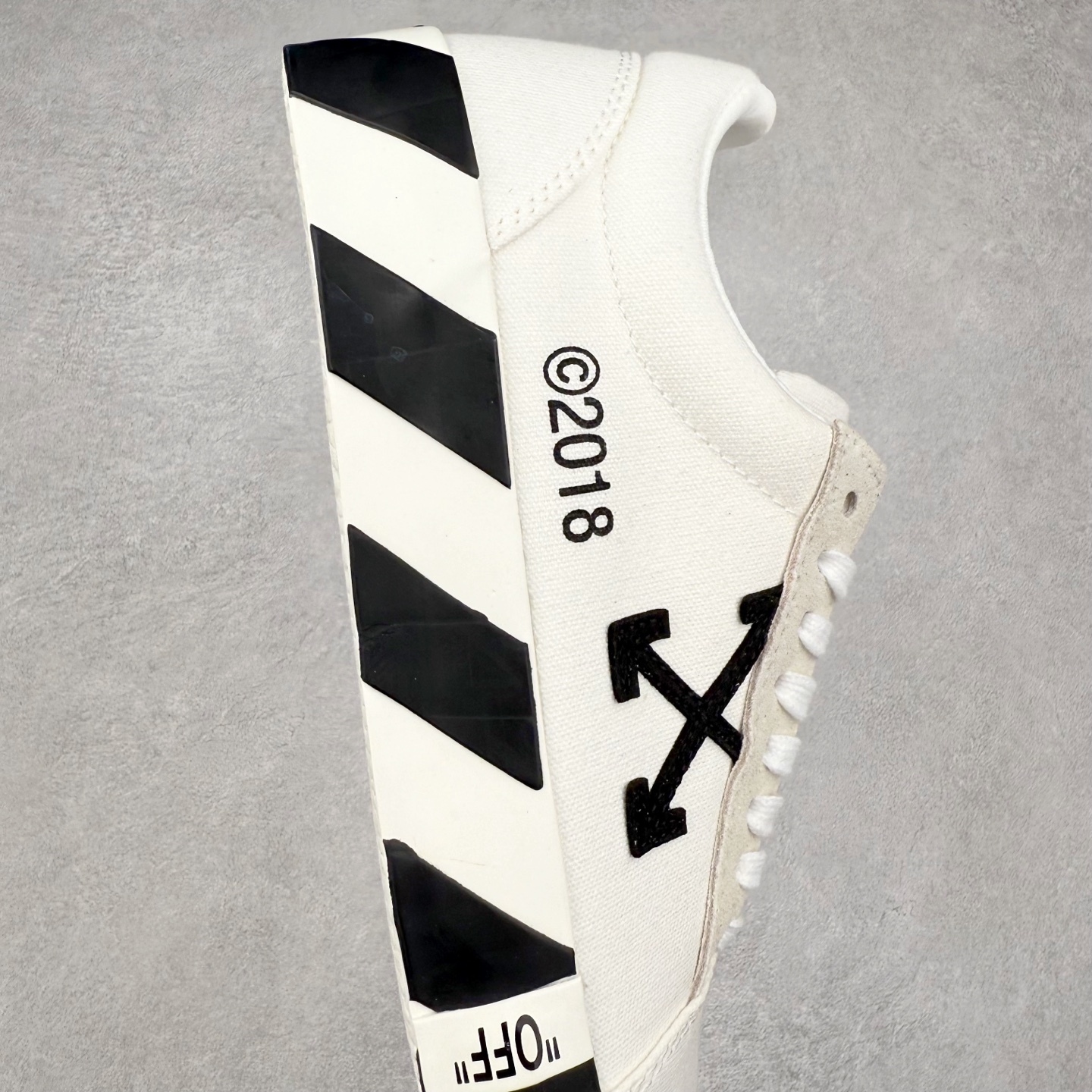 图片[6]-OFF-WHITE OW舒适百搭防滑耐磨低帮帆布鞋 Off-White由才华横溢的Virgil Abloh于2013年创立。这位美国设计师既是建筑系硕士生，也是一名DJ，更是著名的Kanye West的创意总监。他以都市奢华风格惊艳了众人，并且“以典雅方法演绎当代风尚”，设计出一件又一件备受追捧的作品。Off-White别具特色的卫衣、腰带、夹克、T恤等单品俨然已成为了时尚的代名词。前卫潮流的设计、充满趣味的细节以及别出心裁的剪裁使Off-White传达出浓厚的时尚气质，是打造摩登造型不容忽视的品牌。实拍调校N版已经零色差零失真 百分百还原实物色彩所见即所得 不存在货不对板色差等低级问题 选购参考实物拍摄 不混卖不参货 只用心做好货严格选品 承诺混一赔十 尺码：36 36.5 37.5 38 38.5 39 40 40.5 41 42 42.5 43 44 44.5 45 46 47-选品中心