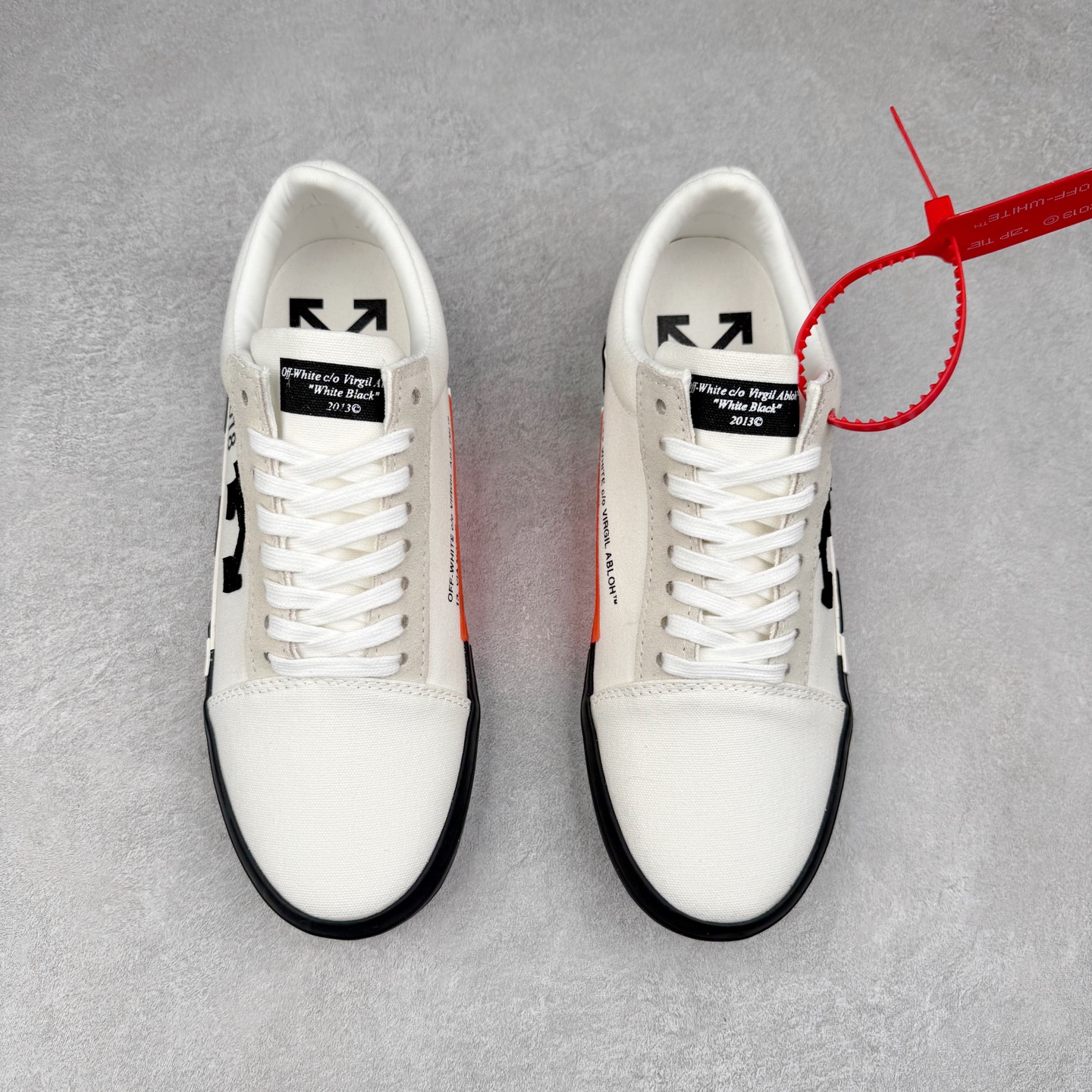 图片[2]-OFF-WHITE OW舒适百搭防滑耐磨低帮帆布鞋 Off-White由才华横溢的Virgil Abloh于2013年创立。这位美国设计师既是建筑系硕士生，也是一名DJ，更是著名的Kanye West的创意总监。他以都市奢华风格惊艳了众人，并且“以典雅方法演绎当代风尚”，设计出一件又一件备受追捧的作品。Off-White别具特色的卫衣、腰带、夹克、T恤等单品俨然已成为了时尚的代名词。前卫潮流的设计、充满趣味的细节以及别出心裁的剪裁使Off-White传达出浓厚的时尚气质，是打造摩登造型不容忽视的品牌。实拍调校N版已经零色差零失真 百分百还原实物色彩所见即所得 不存在货不对板色差等低级问题 选购参考实物拍摄 不混卖不参货 只用心做好货严格选品 承诺混一赔十 尺码：36 36.5 37.5 38 38.5 39 40 40.5 41 42 42.5 43 44 44.5 45 46 47-选品中心