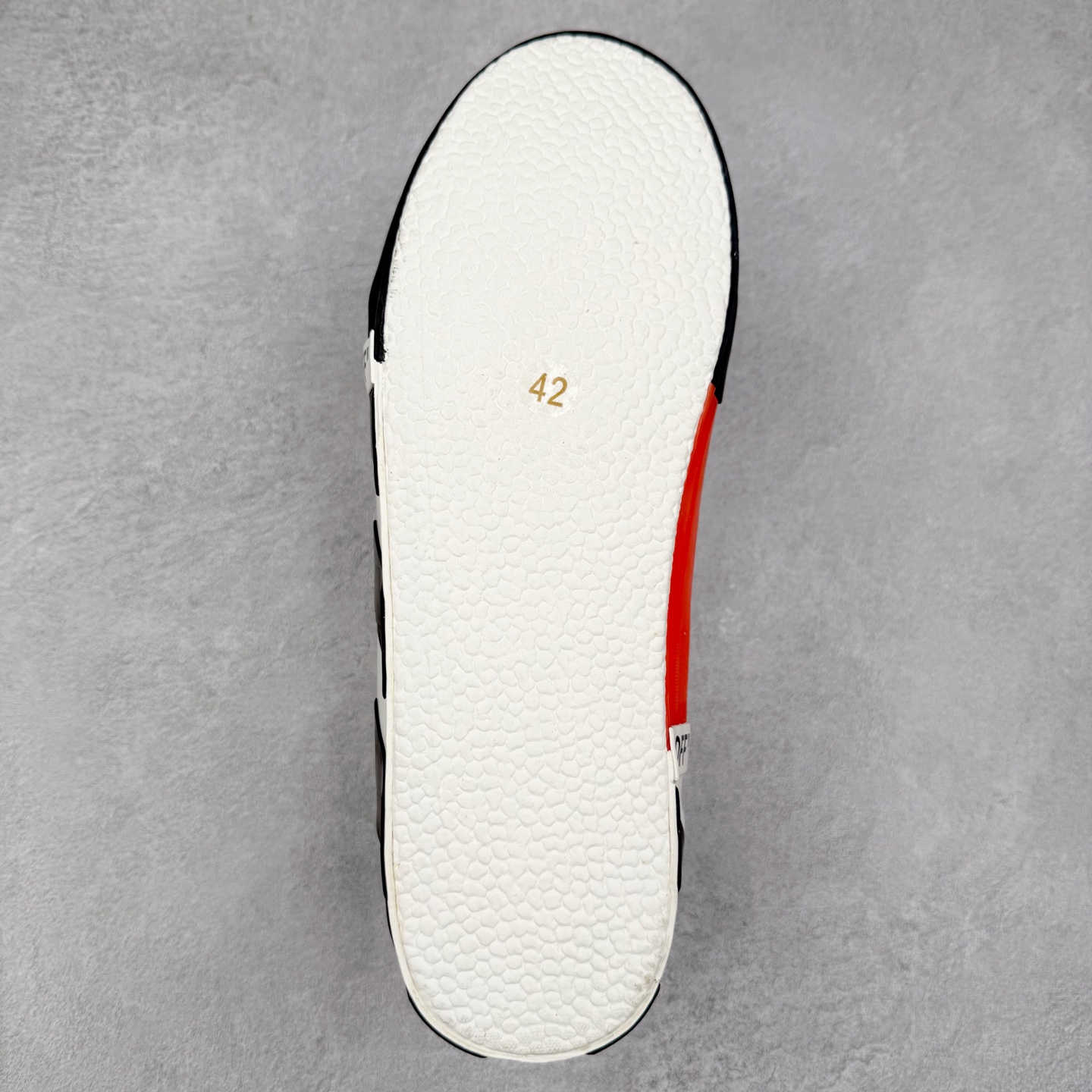 图片[9]-OFF-WHITE OW舒适百搭防滑耐磨低帮帆布鞋 Off-White由才华横溢的Virgil Abloh于2013年创立。这位美国设计师既是建筑系硕士生，也是一名DJ，更是著名的Kanye West的创意总监。他以都市奢华风格惊艳了众人，并且“以典雅方法演绎当代风尚”，设计出一件又一件备受追捧的作品。Off-White别具特色的卫衣、腰带、夹克、T恤等单品俨然已成为了时尚的代名词。前卫潮流的设计、充满趣味的细节以及别出心裁的剪裁使Off-White传达出浓厚的时尚气质，是打造摩登造型不容忽视的品牌。实拍调校N版已经零色差零失真 百分百还原实物色彩所见即所得 不存在货不对板色差等低级问题 选购参考实物拍摄 不混卖不参货 只用心做好货严格选品 承诺混一赔十 尺码：36 36.5 37.5 38 38.5 39 40 40.5 41 42 42.5 43 44 44.5 45 46 47-选品中心