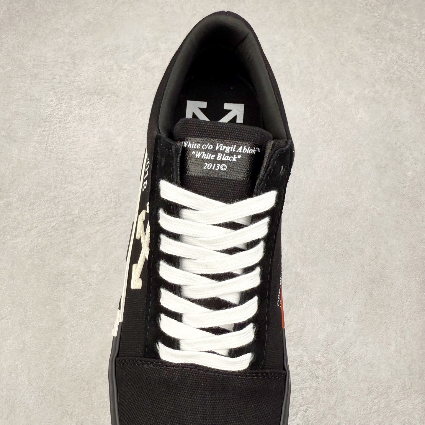 图片[5]-OFF-WHITE OW舒适百搭防滑耐磨低帮帆布鞋 Off-White由才华横溢的Virgil Abloh于2013年创立。这位美国设计师既是建筑系硕士生，也是一名DJ，更是著名的Kanye West的创意总监。他以都市奢华风格惊艳了众人，并且“以典雅方法演绎当代风尚”，设计出一件又一件备受追捧的作品。Off-White别具特色的卫衣、腰带、夹克、T恤等单品俨然已成为了时尚的代名词。前卫潮流的设计、充满趣味的细节以及别出心裁的剪裁使Off-White传达出浓厚的时尚气质，是打造摩登造型不容忽视的品牌。实拍调校N版已经零色差零失真 百分百还原实物色彩所见即所得 不存在货不对板色差等低级问题 选购参考实物拍摄 不混卖不参货 只用心做好货严格选品 承诺混一赔十 尺码：36 36.5 37.5 38 38.5 39 40 40.5 41 42 42.5 43 44 44.5 45 46 47-选品中心