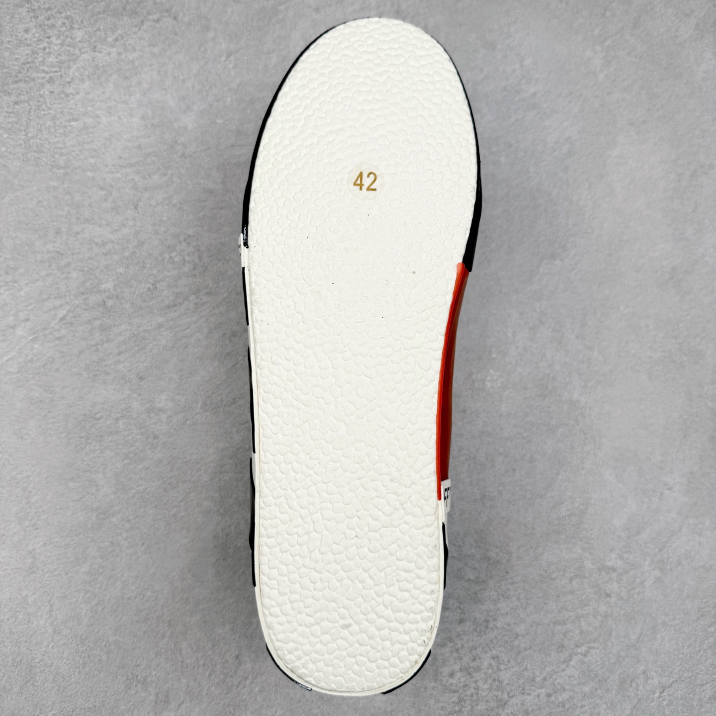 图片[9]-OFF-WHITE OW舒适百搭防滑耐磨低帮帆布鞋 Off-White由才华横溢的Virgil Abloh于2013年创立。这位美国设计师既是建筑系硕士生，也是一名DJ，更是著名的Kanye West的创意总监。他以都市奢华风格惊艳了众人，并且“以典雅方法演绎当代风尚”，设计出一件又一件备受追捧的作品。Off-White别具特色的卫衣、腰带、夹克、T恤等单品俨然已成为了时尚的代名词。前卫潮流的设计、充满趣味的细节以及别出心裁的剪裁使Off-White传达出浓厚的时尚气质，是打造摩登造型不容忽视的品牌。实拍调校N版已经零色差零失真 百分百还原实物色彩所见即所得 不存在货不对板色差等低级问题 选购参考实物拍摄 不混卖不参货 只用心做好货严格选品 承诺混一赔十 尺码：36 36.5 37.5 38 38.5 39 40 40.5 41 42 42.5 43 44 44.5 45 46 47-选品中心