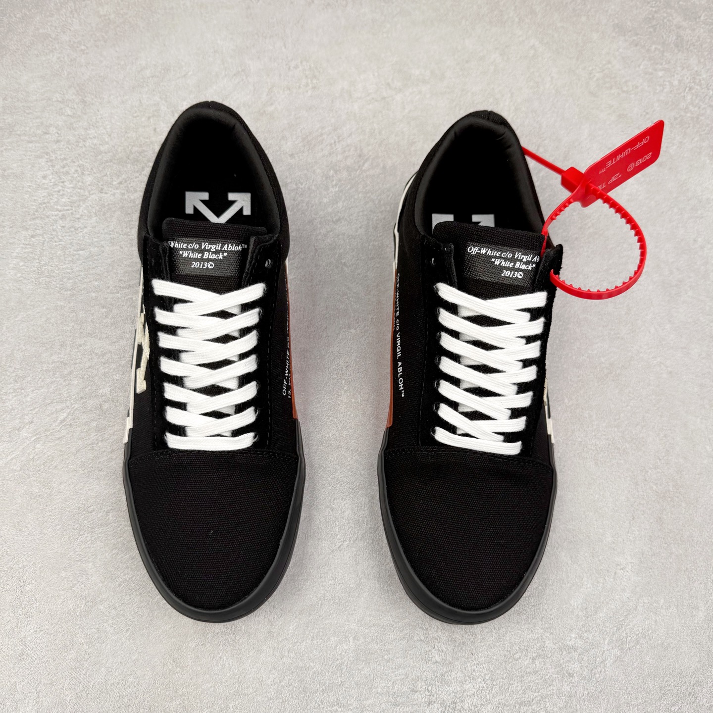 图片[2]-OFF-WHITE OW舒适百搭防滑耐磨低帮帆布鞋 Off-White由才华横溢的Virgil Abloh于2013年创立。这位美国设计师既是建筑系硕士生，也是一名DJ，更是著名的Kanye West的创意总监。他以都市奢华风格惊艳了众人，并且“以典雅方法演绎当代风尚”，设计出一件又一件备受追捧的作品。Off-White别具特色的卫衣、腰带、夹克、T恤等单品俨然已成为了时尚的代名词。前卫潮流的设计、充满趣味的细节以及别出心裁的剪裁使Off-White传达出浓厚的时尚气质，是打造摩登造型不容忽视的品牌。实拍调校N版已经零色差零失真 百分百还原实物色彩所见即所得 不存在货不对板色差等低级问题 选购参考实物拍摄 不混卖不参货 只用心做好货严格选品 承诺混一赔十 尺码：36 36.5 37.5 38 38.5 39 40 40.5 41 42 42.5 43 44 44.5 45 46 47-选品中心