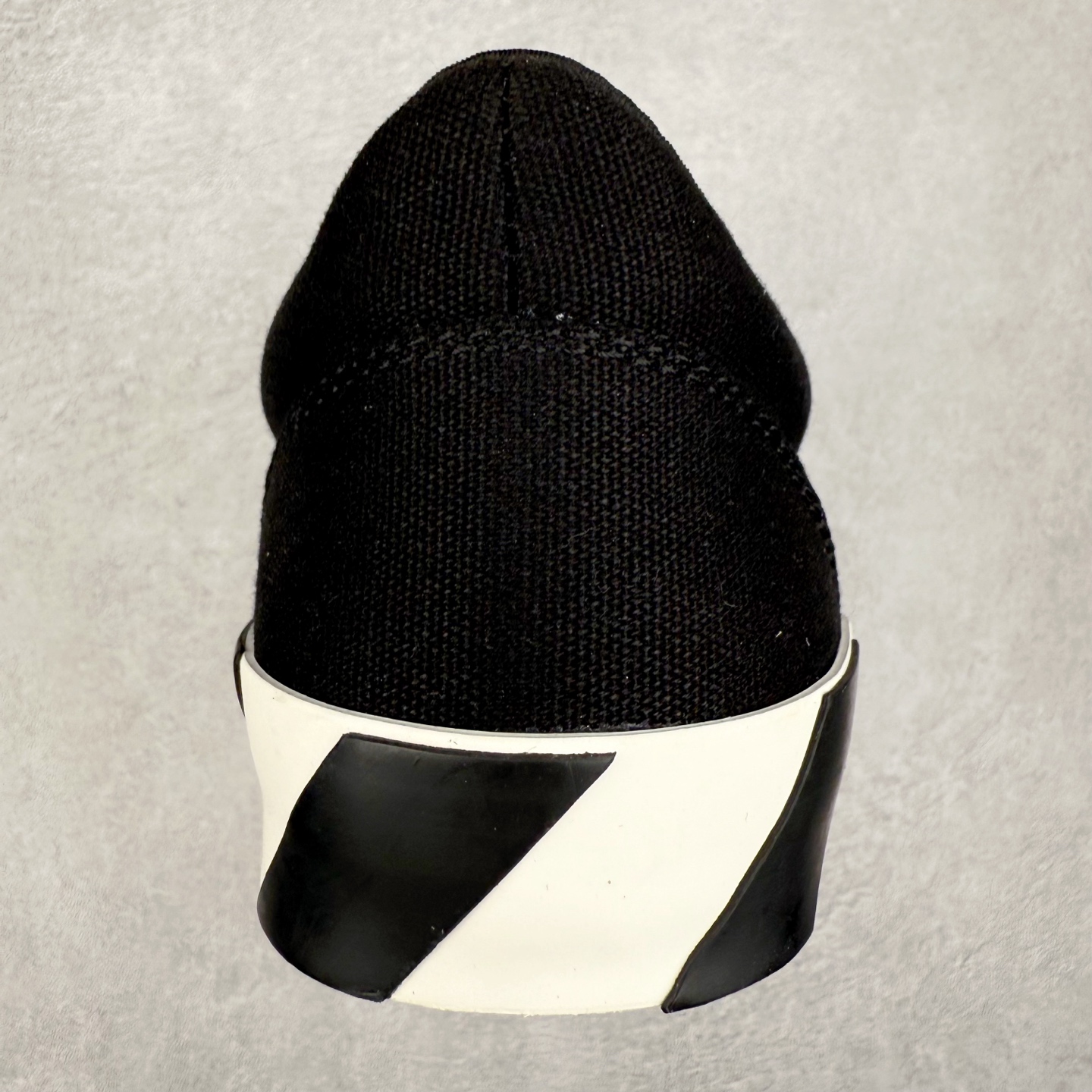 图片[8]-OFF-WHITE OW舒适百搭防滑耐磨低帮帆布鞋 Off-White由才华横溢的Virgil Abloh于2013年创立。这位美国设计师既是建筑系硕士生，也是一名DJ，更是著名的Kanye West的创意总监。他以都市奢华风格惊艳了众人，并且“以典雅方法演绎当代风尚”，设计出一件又一件备受追捧的作品。Off-White别具特色的卫衣、腰带、夹克、T恤等单品俨然已成为了时尚的代名词。前卫潮流的设计、充满趣味的细节以及别出心裁的剪裁使Off-White传达出浓厚的时尚气质，是打造摩登造型不容忽视的品牌。实拍调校N版已经零色差零失真 百分百还原实物色彩所见即所得 不存在货不对板色差等低级问题 选购参考实物拍摄 不混卖不参货 只用心做好货严格选品 承诺混一赔十 尺码：36 36.5 37.5 38 38.5 39 40 40.5 41 42 42.5 43 44 44.5 45 46 47-选品中心