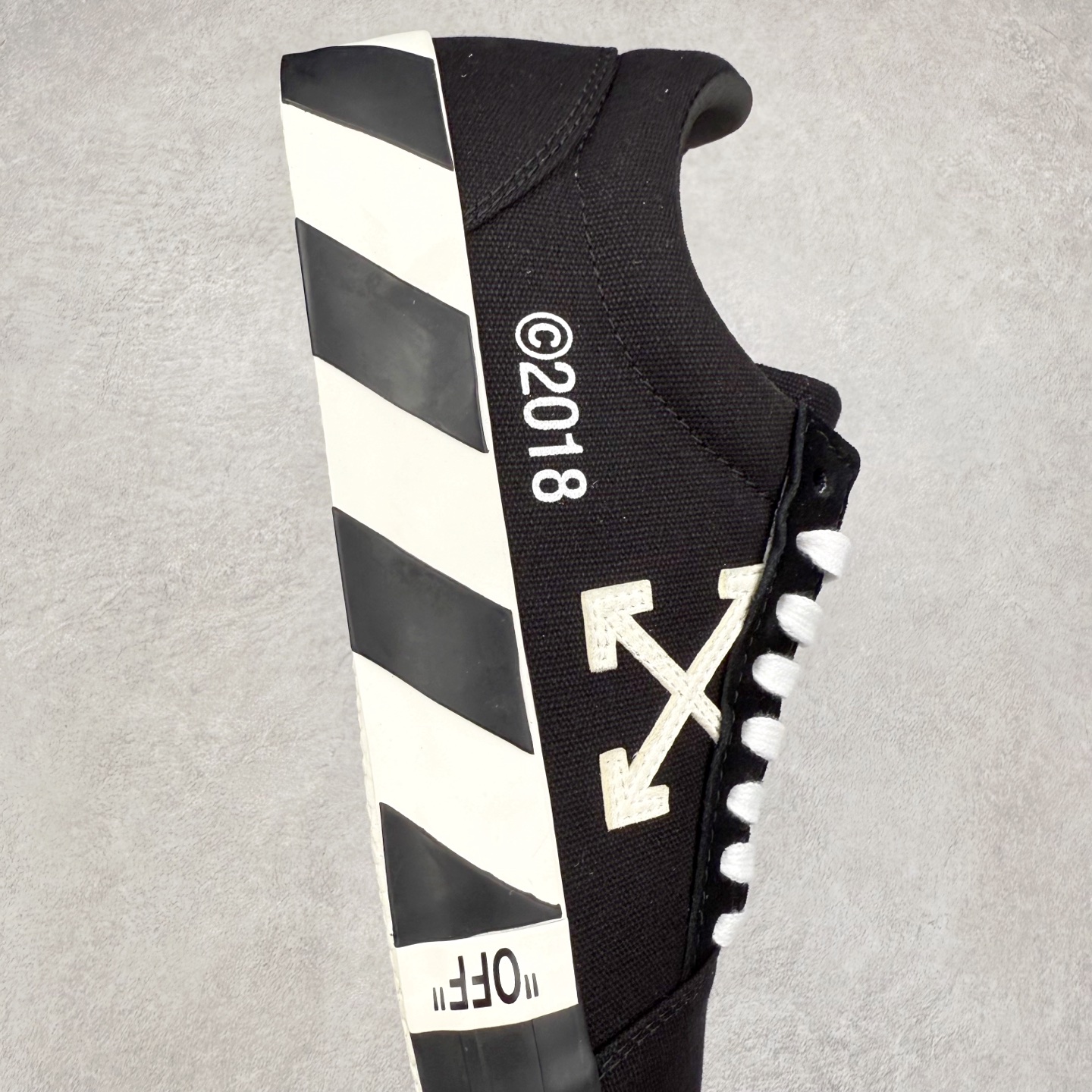 图片[6]-OFF-WHITE OW舒适百搭防滑耐磨低帮帆布鞋 Off-White由才华横溢的Virgil Abloh于2013年创立。这位美国设计师既是建筑系硕士生，也是一名DJ，更是著名的Kanye West的创意总监。他以都市奢华风格惊艳了众人，并且“以典雅方法演绎当代风尚”，设计出一件又一件备受追捧的作品。Off-White别具特色的卫衣、腰带、夹克、T恤等单品俨然已成为了时尚的代名词。前卫潮流的设计、充满趣味的细节以及别出心裁的剪裁使Off-White传达出浓厚的时尚气质，是打造摩登造型不容忽视的品牌。实拍调校N版已经零色差零失真 百分百还原实物色彩所见即所得 不存在货不对板色差等低级问题 选购参考实物拍摄 不混卖不参货 只用心做好货严格选品 承诺混一赔十 尺码：36 36.5 37.5 38 38.5 39 40 40.5 41 42 42.5 43 44 44.5 45 46 47-选品中心