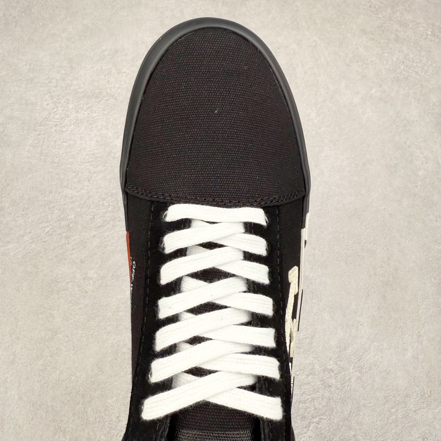 图片[4]-OFF-WHITE OW舒适百搭防滑耐磨低帮帆布鞋 Off-White由才华横溢的Virgil Abloh于2013年创立。这位美国设计师既是建筑系硕士生，也是一名DJ，更是著名的Kanye West的创意总监。他以都市奢华风格惊艳了众人，并且“以典雅方法演绎当代风尚”，设计出一件又一件备受追捧的作品。Off-White别具特色的卫衣、腰带、夹克、T恤等单品俨然已成为了时尚的代名词。前卫潮流的设计、充满趣味的细节以及别出心裁的剪裁使Off-White传达出浓厚的时尚气质，是打造摩登造型不容忽视的品牌。实拍调校N版已经零色差零失真 百分百还原实物色彩所见即所得 不存在货不对板色差等低级问题 选购参考实物拍摄 不混卖不参货 只用心做好货严格选品 承诺混一赔十 尺码：36 36.5 37.5 38 38.5 39 40 40.5 41 42 42.5 43 44 44.5 45 46 47-选品中心