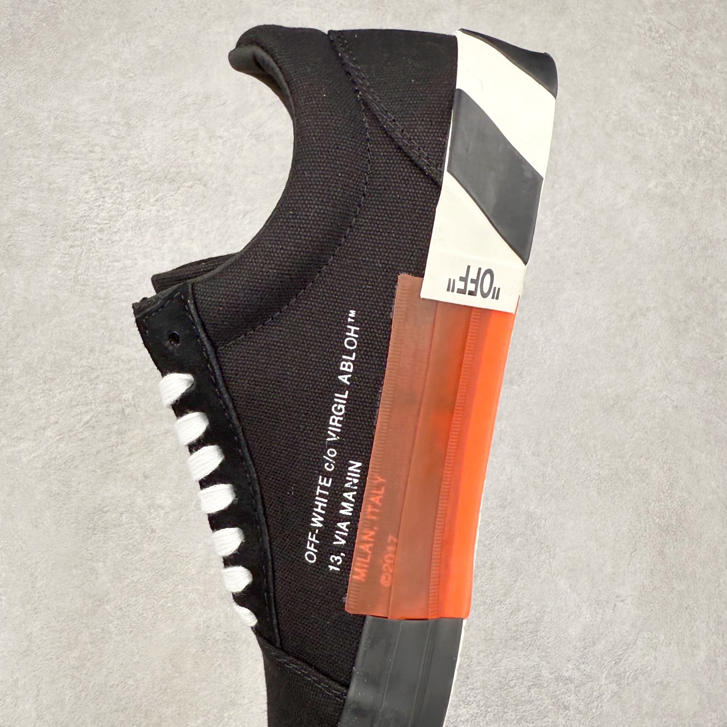 图片[7]-OFF-WHITE OW舒适百搭防滑耐磨低帮帆布鞋 Off-White由才华横溢的Virgil Abloh于2013年创立。这位美国设计师既是建筑系硕士生，也是一名DJ，更是著名的Kanye West的创意总监。他以都市奢华风格惊艳了众人，并且“以典雅方法演绎当代风尚”，设计出一件又一件备受追捧的作品。Off-White别具特色的卫衣、腰带、夹克、T恤等单品俨然已成为了时尚的代名词。前卫潮流的设计、充满趣味的细节以及别出心裁的剪裁使Off-White传达出浓厚的时尚气质，是打造摩登造型不容忽视的品牌。实拍调校N版已经零色差零失真 百分百还原实物色彩所见即所得 不存在货不对板色差等低级问题 选购参考实物拍摄 不混卖不参货 只用心做好货严格选品 承诺混一赔十 尺码：36 36.5 37.5 38 38.5 39 40 40.5 41 42 42.5 43 44 44.5 45 46 47-选品中心