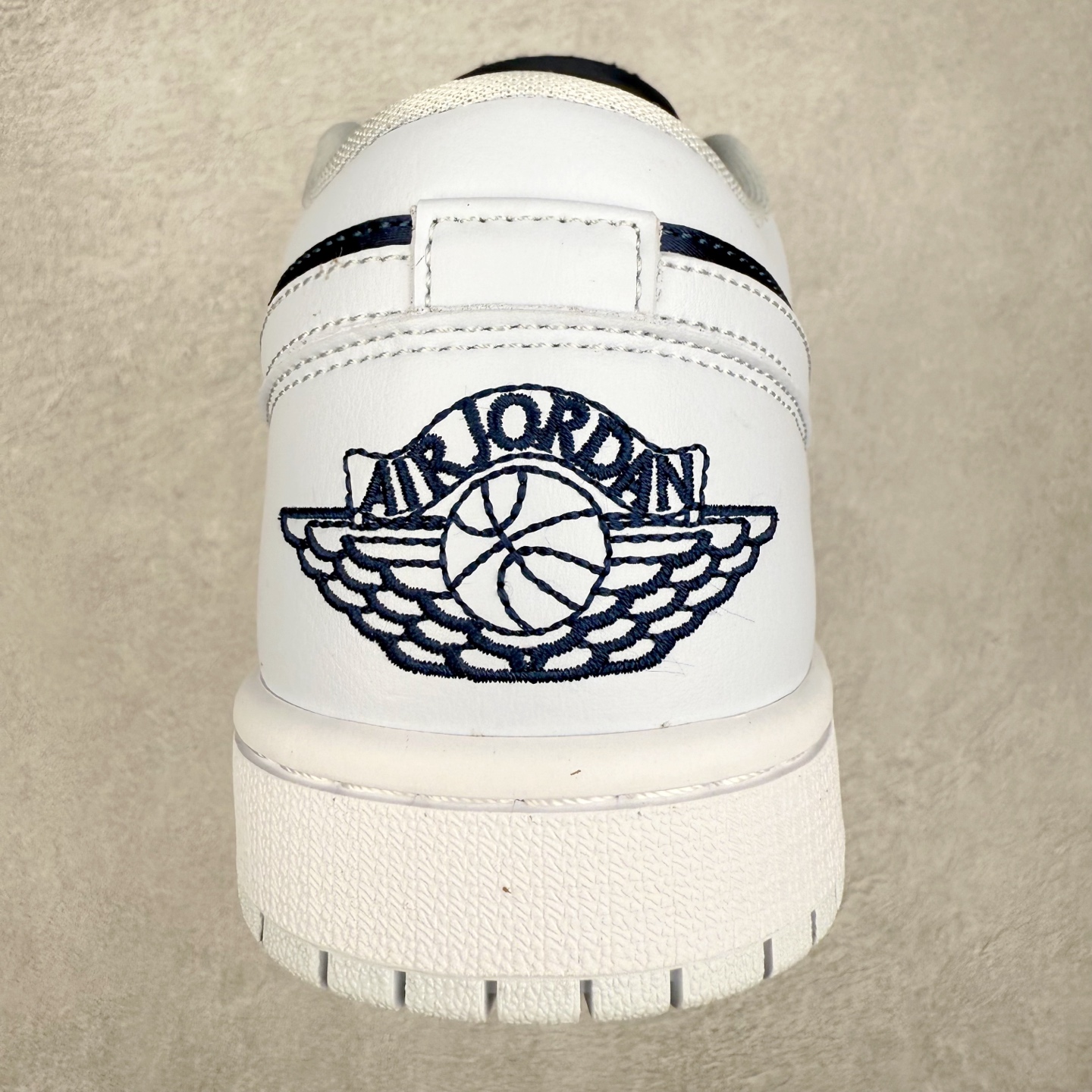 图片[8]-＃K版 Air Jordan AJ1 Low 低帮 灰蓝 FZ8778-044 全新流水线出品 DT版本唯一平替选择 市场第二梯队最强版 全部原鞋开发 原楦原纸板开发 全鞋电脑针车 原厂内置全掌气垫 原盒内在原标 唯一Zp原版鞋带绑法 免检产品 全新2022版型 全头层皮料 完美零毛边处理 原厂配置全掌气垫 价格定位良心 几十个配色陆续出货 实拍调校N版已经零色差零失真 百分百还原实物色彩所见即所得 不存在货不对板色差等低级问题 选购参考实物拍摄 不混卖不参货 只用心做好货严格选品 承诺混一赔十 尺码：36 36.5 37.5 38 38.5 39 40 40.5 41 42 42.5 43 44 44.5 45-选品中心