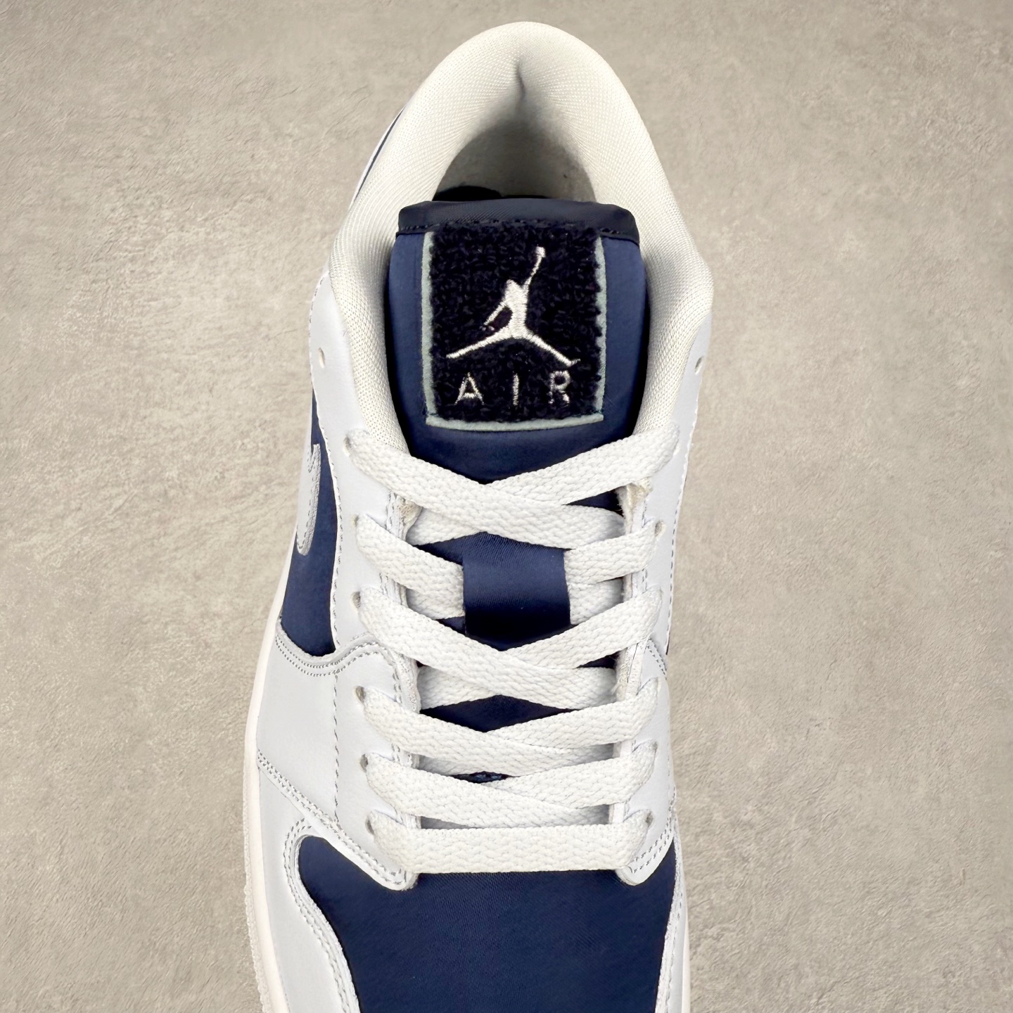 图片[5]-＃K版 Air Jordan AJ1 Low 低帮 灰蓝 FZ8778-044 全新流水线出品 DT版本唯一平替选择 市场第二梯队最强版 全部原鞋开发 原楦原纸板开发 全鞋电脑针车 原厂内置全掌气垫 原盒内在原标 唯一Zp原版鞋带绑法 免检产品 全新2022版型 全头层皮料 完美零毛边处理 原厂配置全掌气垫 价格定位良心 几十个配色陆续出货 实拍调校N版已经零色差零失真 百分百还原实物色彩所见即所得 不存在货不对板色差等低级问题 选购参考实物拍摄 不混卖不参货 只用心做好货严格选品 承诺混一赔十 尺码：36 36.5 37.5 38 38.5 39 40 40.5 41 42 42.5 43 44 44.5 45-选品中心