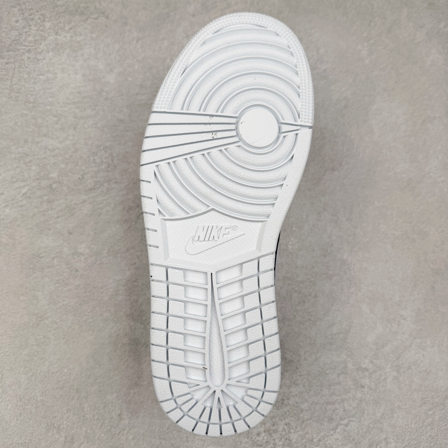 图片[9]-＃K版 Air Jordan AJ1 Low 低帮 灰蓝 FZ8778-044 全新流水线出品 DT版本唯一平替选择 市场第二梯队最强版 全部原鞋开发 原楦原纸板开发 全鞋电脑针车 原厂内置全掌气垫 原盒内在原标 唯一Zp原版鞋带绑法 免检产品 全新2022版型 全头层皮料 完美零毛边处理 原厂配置全掌气垫 价格定位良心 几十个配色陆续出货 实拍调校N版已经零色差零失真 百分百还原实物色彩所见即所得 不存在货不对板色差等低级问题 选购参考实物拍摄 不混卖不参货 只用心做好货严格选品 承诺混一赔十 尺码：36 36.5 37.5 38 38.5 39 40 40.5 41 42 42.5 43 44 44.5 45-选品中心