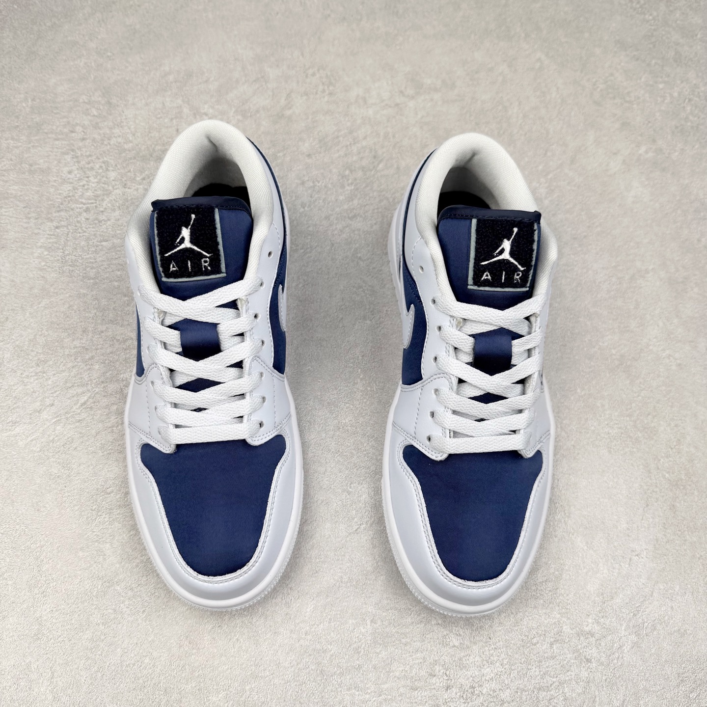 图片[2]-＃K版 Air Jordan AJ1 Low 低帮 灰蓝 FZ8778-044 全新流水线出品 DT版本唯一平替选择 市场第二梯队最强版 全部原鞋开发 原楦原纸板开发 全鞋电脑针车 原厂内置全掌气垫 原盒内在原标 唯一Zp原版鞋带绑法 免检产品 全新2022版型 全头层皮料 完美零毛边处理 原厂配置全掌气垫 价格定位良心 几十个配色陆续出货 实拍调校N版已经零色差零失真 百分百还原实物色彩所见即所得 不存在货不对板色差等低级问题 选购参考实物拍摄 不混卖不参货 只用心做好货严格选品 承诺混一赔十 尺码：36 36.5 37.5 38 38.5 39 40 40.5 41 42 42.5 43 44 44.5 45-选品中心