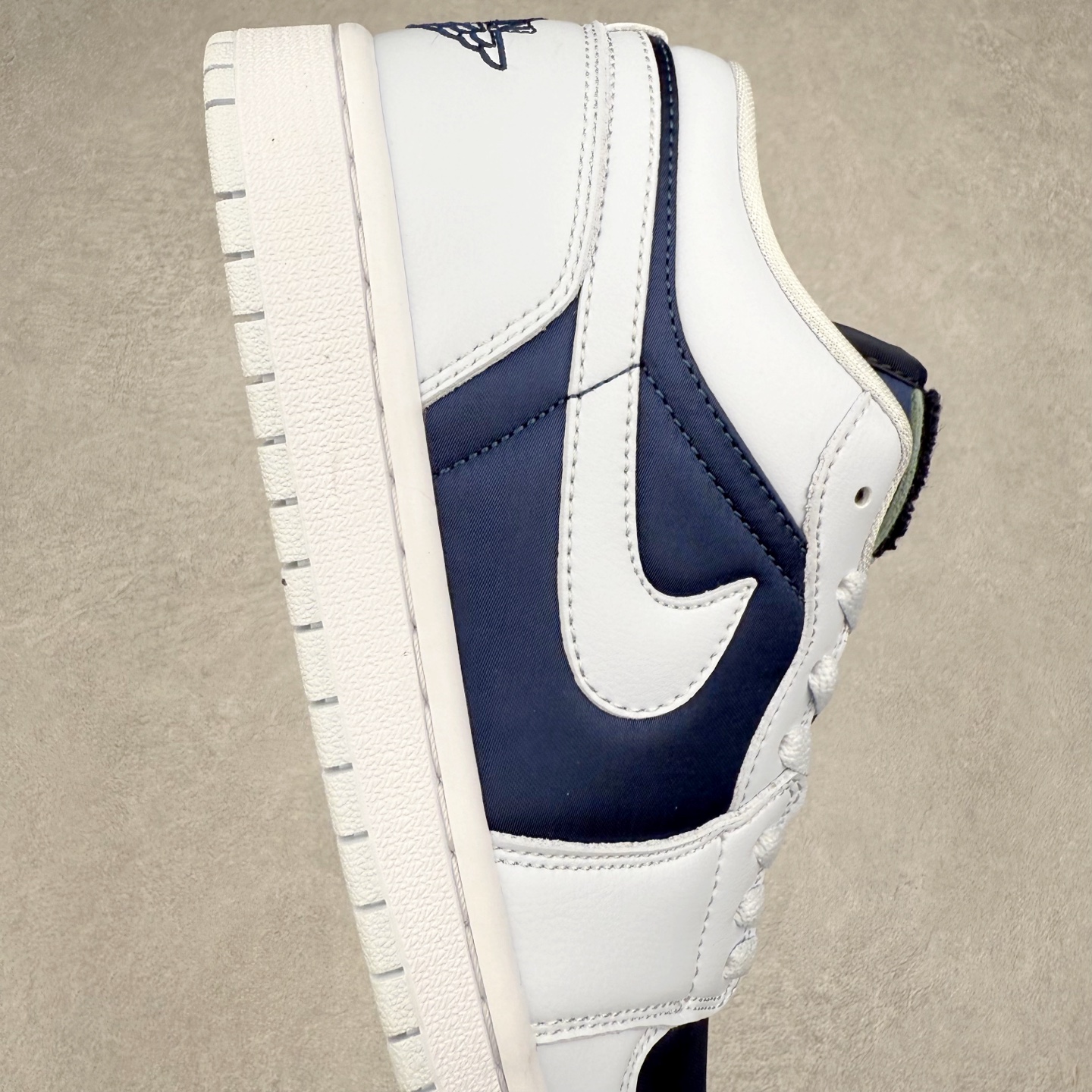 图片[6]-＃K版 Air Jordan AJ1 Low 低帮 灰蓝 FZ8778-044 全新流水线出品 DT版本唯一平替选择 市场第二梯队最强版 全部原鞋开发 原楦原纸板开发 全鞋电脑针车 原厂内置全掌气垫 原盒内在原标 唯一Zp原版鞋带绑法 免检产品 全新2022版型 全头层皮料 完美零毛边处理 原厂配置全掌气垫 价格定位良心 几十个配色陆续出货 实拍调校N版已经零色差零失真 百分百还原实物色彩所见即所得 不存在货不对板色差等低级问题 选购参考实物拍摄 不混卖不参货 只用心做好货严格选品 承诺混一赔十 尺码：36 36.5 37.5 38 38.5 39 40 40.5 41 42 42.5 43 44 44.5 45-选品中心