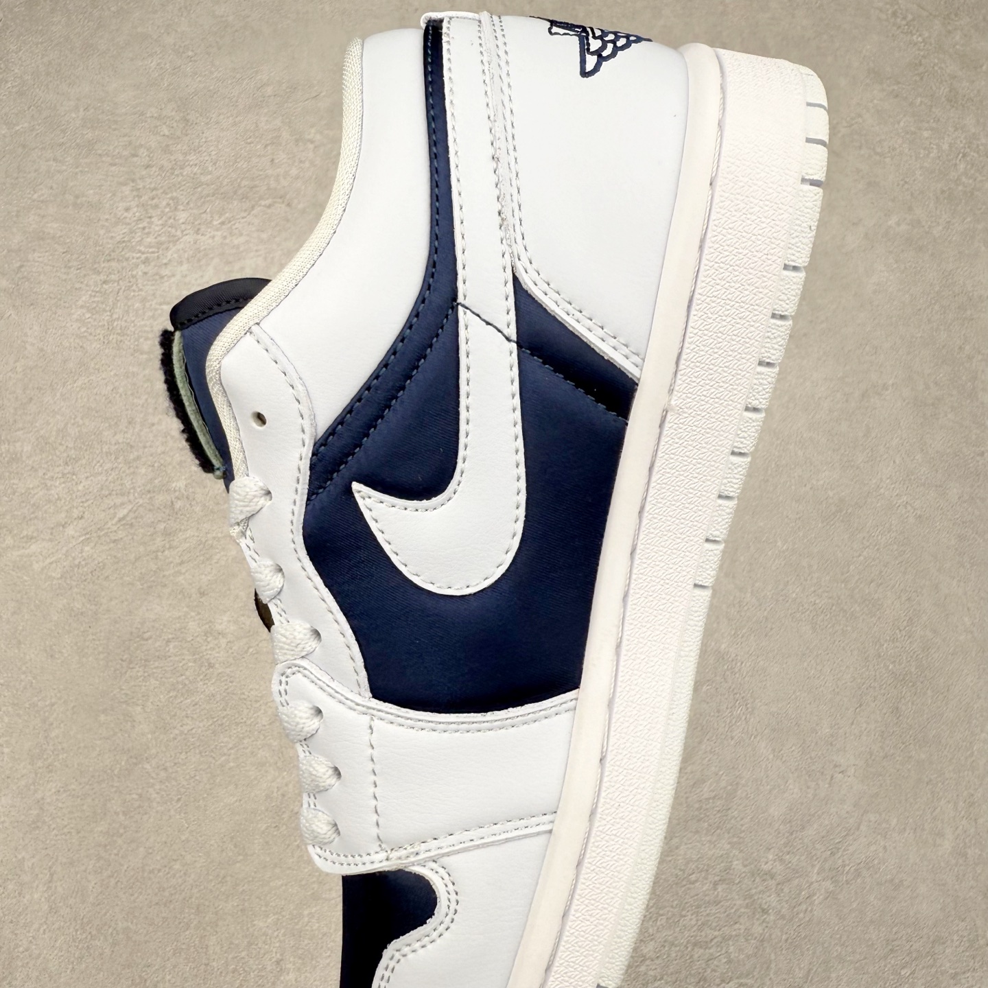 图片[7]-＃K版 Air Jordan AJ1 Low 低帮 灰蓝 FZ8778-044 全新流水线出品 DT版本唯一平替选择 市场第二梯队最强版 全部原鞋开发 原楦原纸板开发 全鞋电脑针车 原厂内置全掌气垫 原盒内在原标 唯一Zp原版鞋带绑法 免检产品 全新2022版型 全头层皮料 完美零毛边处理 原厂配置全掌气垫 价格定位良心 几十个配色陆续出货 实拍调校N版已经零色差零失真 百分百还原实物色彩所见即所得 不存在货不对板色差等低级问题 选购参考实物拍摄 不混卖不参货 只用心做好货严格选品 承诺混一赔十 尺码：36 36.5 37.5 38 38.5 39 40 40.5 41 42 42.5 43 44 44.5 45-选品中心