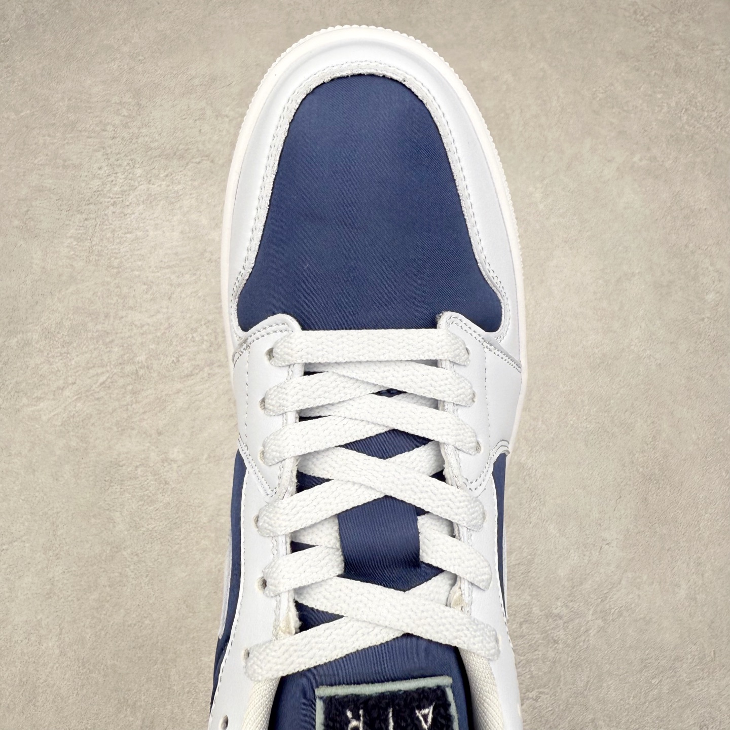 图片[4]-＃K版 Air Jordan AJ1 Low 低帮 灰蓝 FZ8778-044 全新流水线出品 DT版本唯一平替选择 市场第二梯队最强版 全部原鞋开发 原楦原纸板开发 全鞋电脑针车 原厂内置全掌气垫 原盒内在原标 唯一Zp原版鞋带绑法 免检产品 全新2022版型 全头层皮料 完美零毛边处理 原厂配置全掌气垫 价格定位良心 几十个配色陆续出货 实拍调校N版已经零色差零失真 百分百还原实物色彩所见即所得 不存在货不对板色差等低级问题 选购参考实物拍摄 不混卖不参货 只用心做好货严格选品 承诺混一赔十 尺码：36 36.5 37.5 38 38.5 39 40 40.5 41 42 42.5 43 44 44.5 45-选品中心