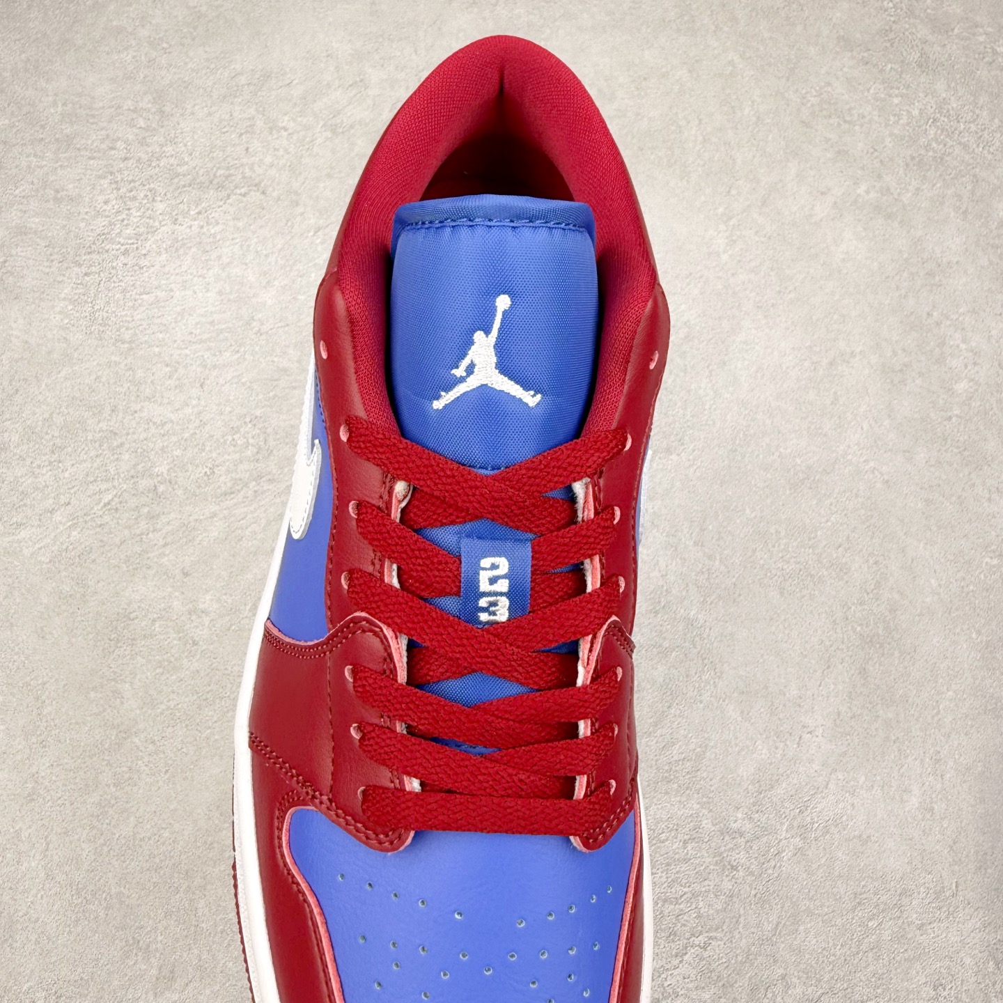 图片[5]-＃K版 Air Jordan AJ1 Low 低帮 酒红蓝 DC0774-604 全新流水线出品 DT版本唯一平替选择 市场第二梯队最强版 全部原鞋开发 原楦原纸板开发 全鞋电脑针车 原厂内置全掌气垫 原盒内在原标 唯一Zp原版鞋带绑法 免检产品 全新2022版型 全头层皮料 完美零毛边处理 原厂配置全掌气垫 价格定位良心 几十个配色陆续出货 实拍调校N版已经零色差零失真 百分百还原实物色彩所见即所得 不存在货不对板色差等低级问题 选购参考实物拍摄 不混卖不参货 只用心做好货严格选品 承诺混一赔十 尺码：36 36.5 37.5 38 38.5 39 40 40.5 41 42 42.5 43 44 44.5 45-选品中心