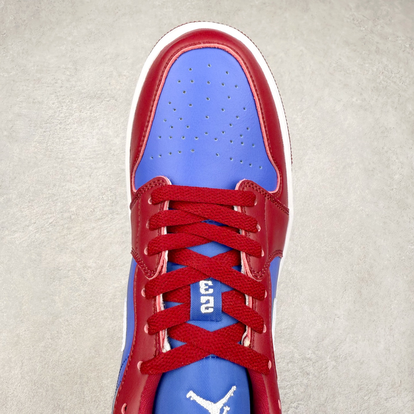 图片[4]-＃K版 Air Jordan AJ1 Low 低帮 酒红蓝 DC0774-604 全新流水线出品 DT版本唯一平替选择 市场第二梯队最强版 全部原鞋开发 原楦原纸板开发 全鞋电脑针车 原厂内置全掌气垫 原盒内在原标 唯一Zp原版鞋带绑法 免检产品 全新2022版型 全头层皮料 完美零毛边处理 原厂配置全掌气垫 价格定位良心 几十个配色陆续出货 实拍调校N版已经零色差零失真 百分百还原实物色彩所见即所得 不存在货不对板色差等低级问题 选购参考实物拍摄 不混卖不参货 只用心做好货严格选品 承诺混一赔十 尺码：36 36.5 37.5 38 38.5 39 40 40.5 41 42 42.5 43 44 44.5 45-选品中心