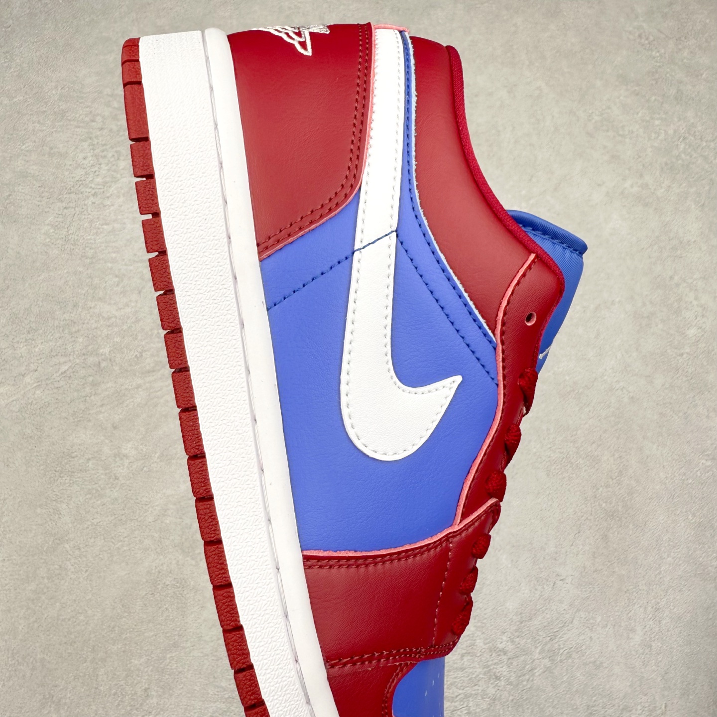 图片[6]-＃K版 Air Jordan AJ1 Low 低帮 酒红蓝 DC0774-604 全新流水线出品 DT版本唯一平替选择 市场第二梯队最强版 全部原鞋开发 原楦原纸板开发 全鞋电脑针车 原厂内置全掌气垫 原盒内在原标 唯一Zp原版鞋带绑法 免检产品 全新2022版型 全头层皮料 完美零毛边处理 原厂配置全掌气垫 价格定位良心 几十个配色陆续出货 实拍调校N版已经零色差零失真 百分百还原实物色彩所见即所得 不存在货不对板色差等低级问题 选购参考实物拍摄 不混卖不参货 只用心做好货严格选品 承诺混一赔十 尺码：36 36.5 37.5 38 38.5 39 40 40.5 41 42 42.5 43 44 44.5 45-选品中心