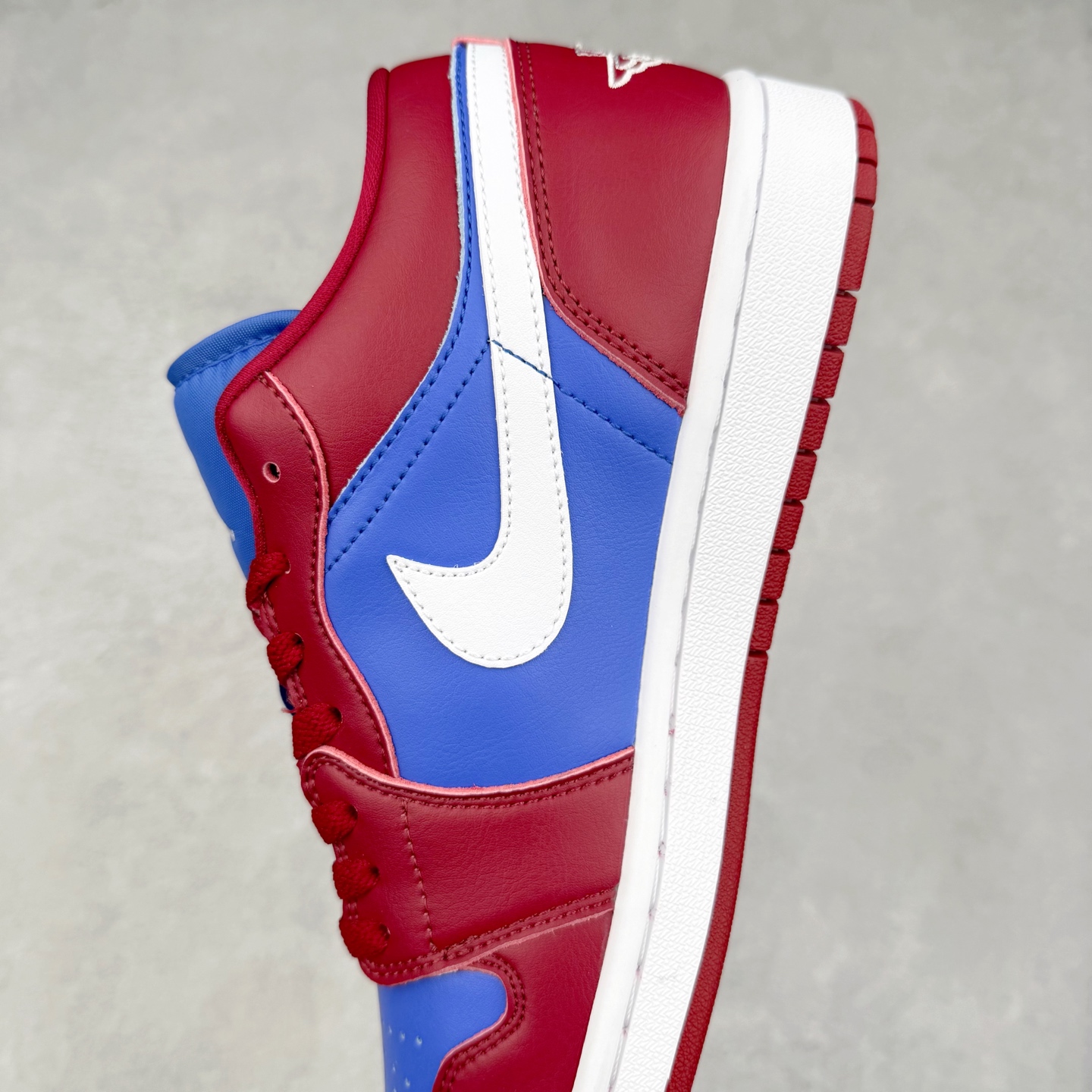 图片[7]-＃K版 Air Jordan AJ1 Low 低帮 酒红蓝 DC0774-604 全新流水线出品 DT版本唯一平替选择 市场第二梯队最强版 全部原鞋开发 原楦原纸板开发 全鞋电脑针车 原厂内置全掌气垫 原盒内在原标 唯一Zp原版鞋带绑法 免检产品 全新2022版型 全头层皮料 完美零毛边处理 原厂配置全掌气垫 价格定位良心 几十个配色陆续出货 实拍调校N版已经零色差零失真 百分百还原实物色彩所见即所得 不存在货不对板色差等低级问题 选购参考实物拍摄 不混卖不参货 只用心做好货严格选品 承诺混一赔十 尺码：36 36.5 37.5 38 38.5 39 40 40.5 41 42 42.5 43 44 44.5 45-选品中心