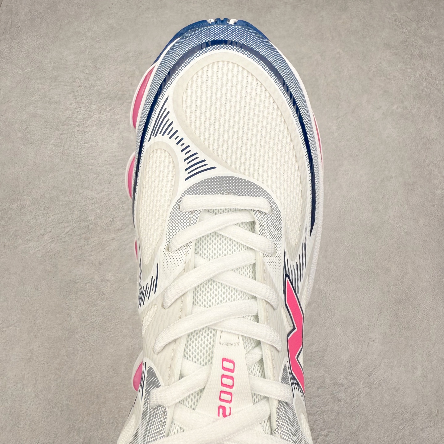 图片[4]-New Balance NB2000 舒适百搭防滑耐磨低帮 休闲跑步鞋 New Balance 在近两年的球鞋市场屡出奇招，在经典鞋型保持进一步增长的同时，推出的每一款新鞋型也都有傲人的战绩。在 327、9060 等鞋型获得成功之后，今天 New Balance 家族又迎来了新鲜血液的注入。这双 New Balance 2000 依然是融合了新旧元素的跑鞋造型，命名为 2000，或许是它的设计理念有着 Y2K 的血统。最大的亮点，在于这双鞋的中底。外侧以五个 ABZORB 单元，带来极具辨识度和冲击力的视觉效果，让这双鞋在外观和脚感方面都颇具吸引力。尺码：36 37 37.5 38 38.5 39 40 40.5 41 42 42.5 43 44 45 46-选品中心