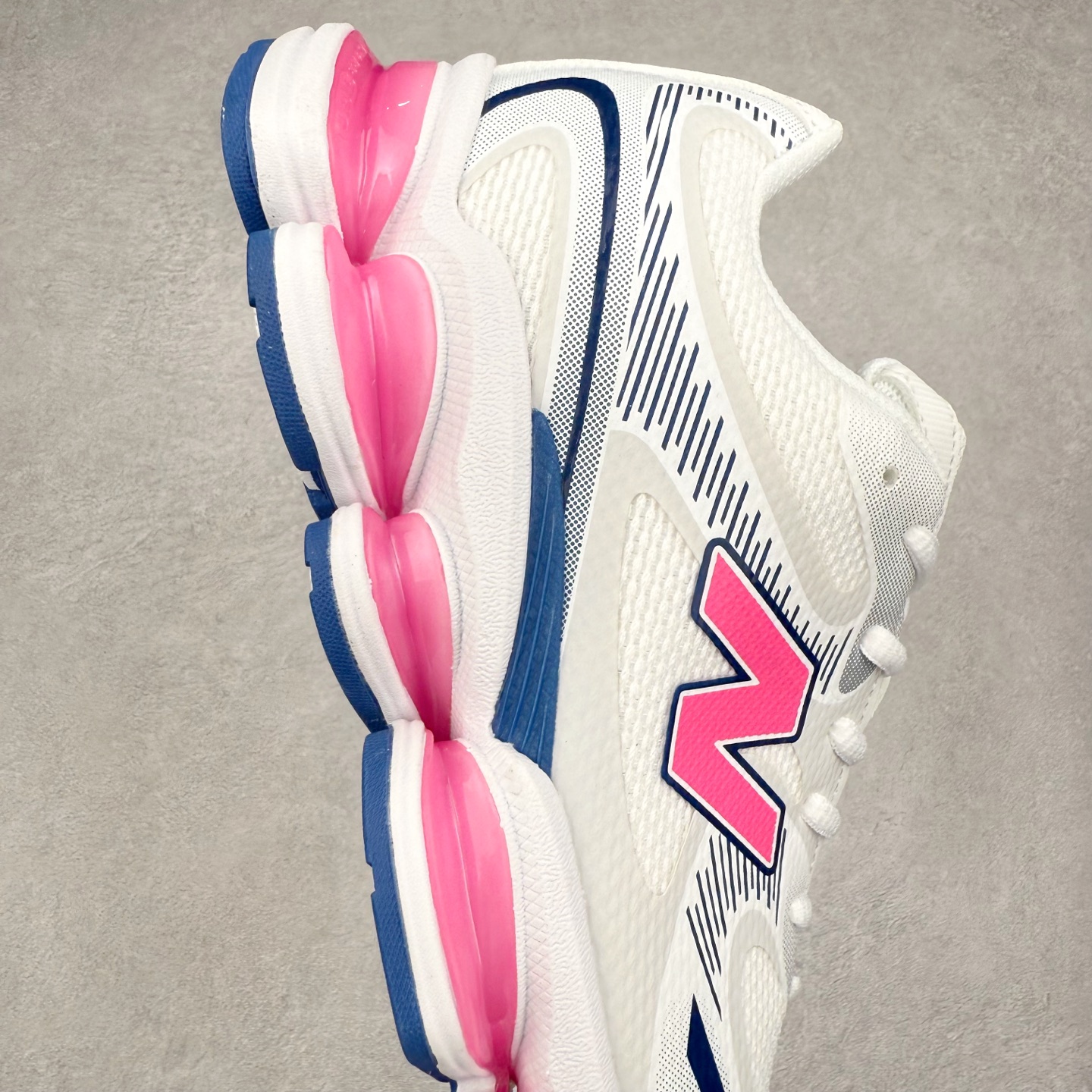 图片[6]-New Balance NB2000 舒适百搭防滑耐磨低帮 休闲跑步鞋 New Balance 在近两年的球鞋市场屡出奇招，在经典鞋型保持进一步增长的同时，推出的每一款新鞋型也都有傲人的战绩。在 327、9060 等鞋型获得成功之后，今天 New Balance 家族又迎来了新鲜血液的注入。这双 New Balance 2000 依然是融合了新旧元素的跑鞋造型，命名为 2000，或许是它的设计理念有着 Y2K 的血统。最大的亮点，在于这双鞋的中底。外侧以五个 ABZORB 单元，带来极具辨识度和冲击力的视觉效果，让这双鞋在外观和脚感方面都颇具吸引力。尺码：36 37 37.5 38 38.5 39 40 40.5 41 42 42.5 43 44 45 46-选品中心