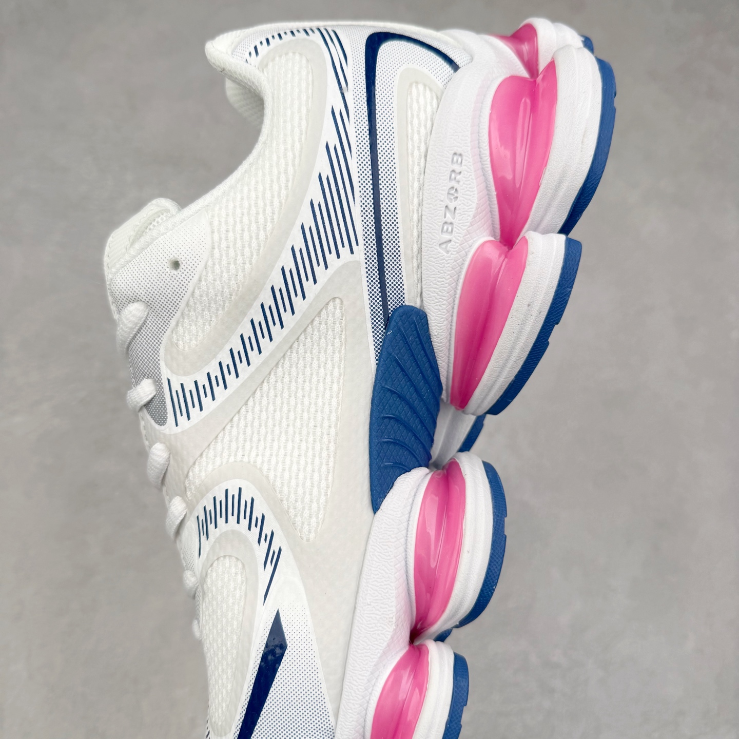 图片[7]-New Balance NB2000 舒适百搭防滑耐磨低帮 休闲跑步鞋 New Balance 在近两年的球鞋市场屡出奇招，在经典鞋型保持进一步增长的同时，推出的每一款新鞋型也都有傲人的战绩。在 327、9060 等鞋型获得成功之后，今天 New Balance 家族又迎来了新鲜血液的注入。这双 New Balance 2000 依然是融合了新旧元素的跑鞋造型，命名为 2000，或许是它的设计理念有着 Y2K 的血统。最大的亮点，在于这双鞋的中底。外侧以五个 ABZORB 单元，带来极具辨识度和冲击力的视觉效果，让这双鞋在外观和脚感方面都颇具吸引力。尺码：36 37 37.5 38 38.5 39 40 40.5 41 42 42.5 43 44 45 46-选品中心