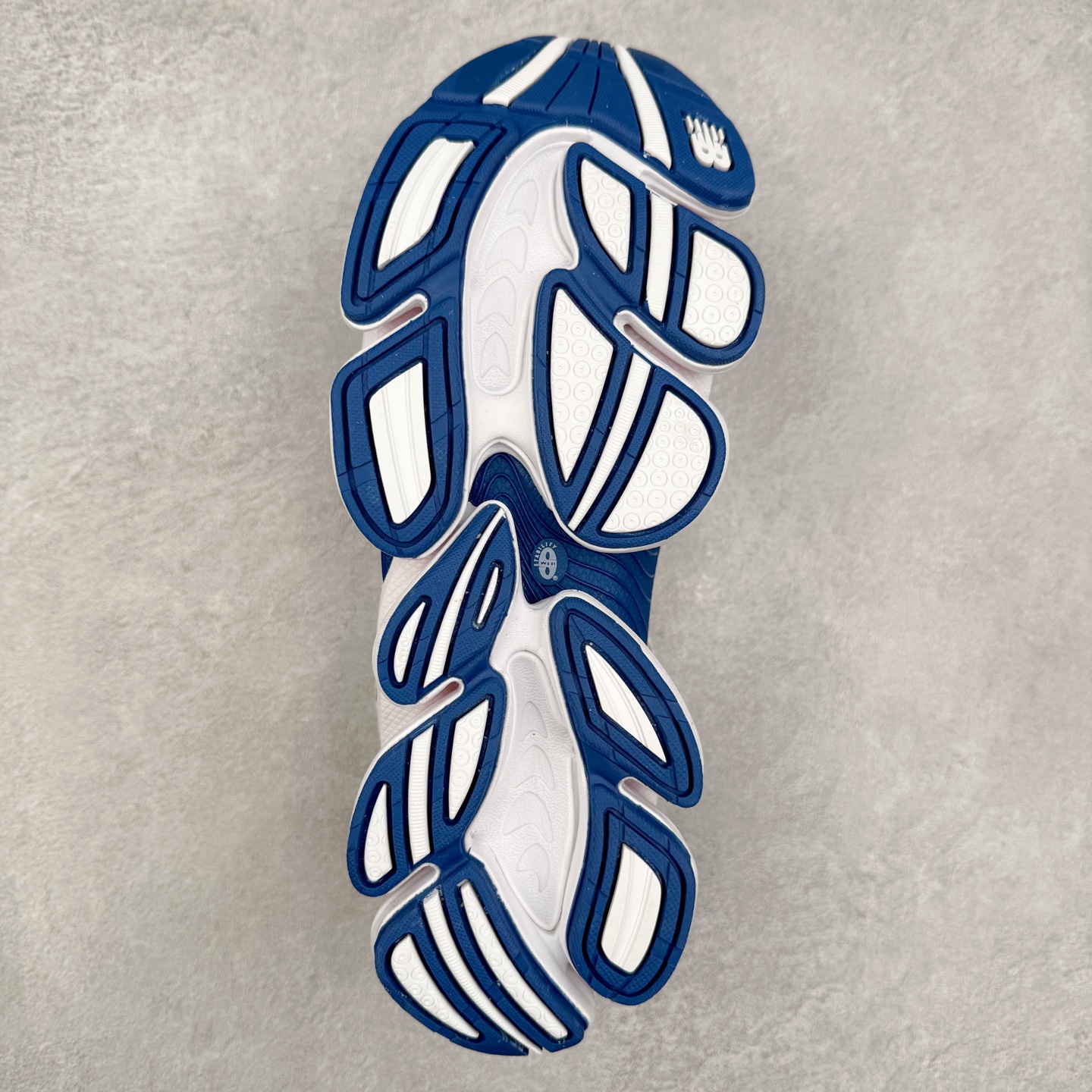 图片[9]-New Balance NB2000 舒适百搭防滑耐磨低帮 休闲跑步鞋 New Balance 在近两年的球鞋市场屡出奇招，在经典鞋型保持进一步增长的同时，推出的每一款新鞋型也都有傲人的战绩。在 327、9060 等鞋型获得成功之后，今天 New Balance 家族又迎来了新鲜血液的注入。这双 New Balance 2000 依然是融合了新旧元素的跑鞋造型，命名为 2000，或许是它的设计理念有着 Y2K 的血统。最大的亮点，在于这双鞋的中底。外侧以五个 ABZORB 单元，带来极具辨识度和冲击力的视觉效果，让这双鞋在外观和脚感方面都颇具吸引力。尺码：36 37 37.5 38 38.5 39 40 40.5 41 42 42.5 43 44 45 46-选品中心