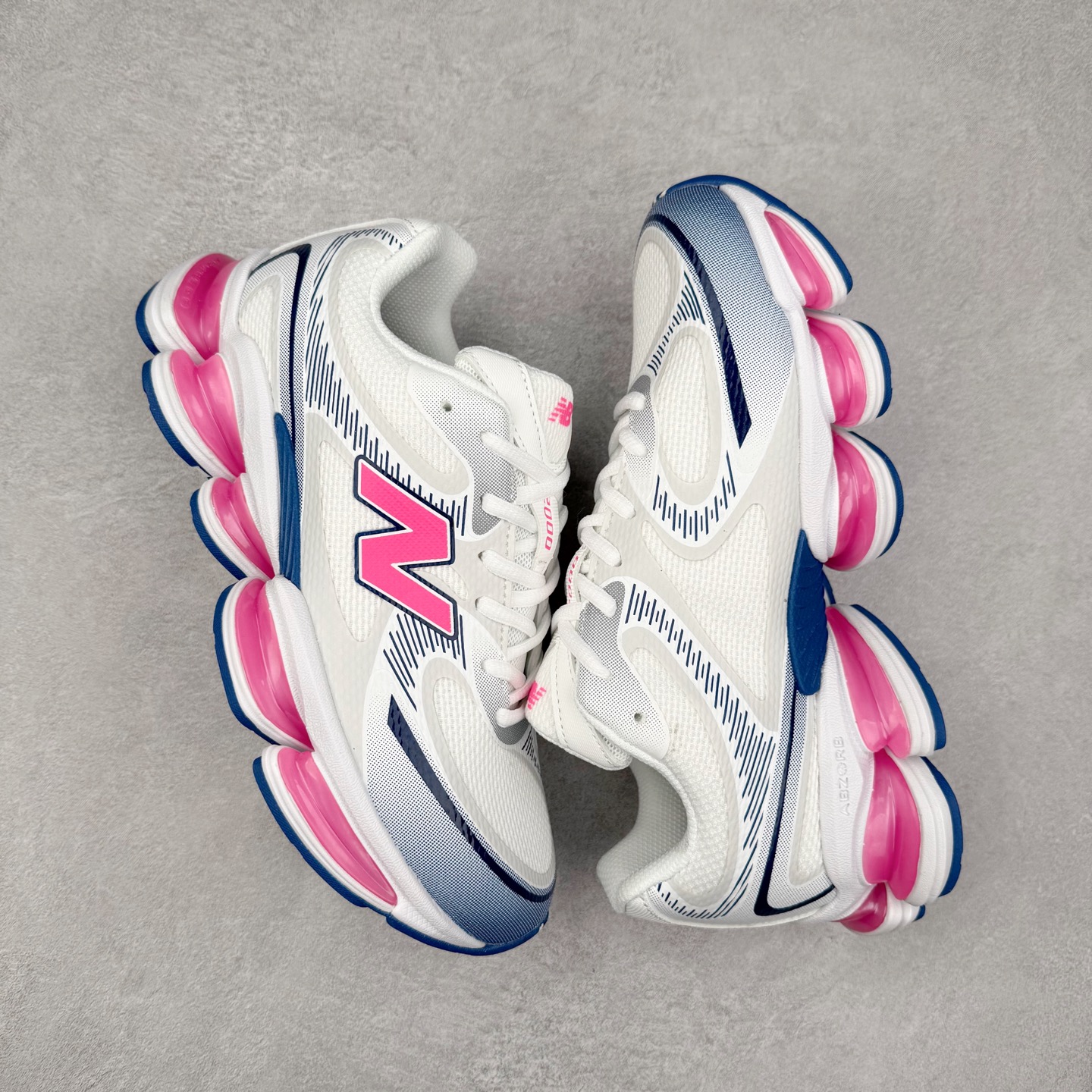 图片[3]-New Balance NB2000 舒适百搭防滑耐磨低帮 休闲跑步鞋 New Balance 在近两年的球鞋市场屡出奇招，在经典鞋型保持进一步增长的同时，推出的每一款新鞋型也都有傲人的战绩。在 327、9060 等鞋型获得成功之后，今天 New Balance 家族又迎来了新鲜血液的注入。这双 New Balance 2000 依然是融合了新旧元素的跑鞋造型，命名为 2000，或许是它的设计理念有着 Y2K 的血统。最大的亮点，在于这双鞋的中底。外侧以五个 ABZORB 单元，带来极具辨识度和冲击力的视觉效果，让这双鞋在外观和脚感方面都颇具吸引力。尺码：36 37 37.5 38 38.5 39 40 40.5 41 42 42.5 43 44 45 46-选品中心