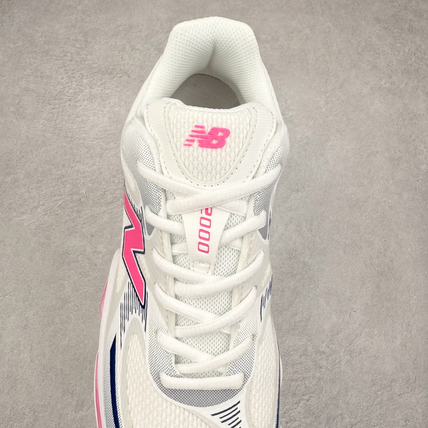 图片[5]-New Balance NB2000 舒适百搭防滑耐磨低帮 休闲跑步鞋 New Balance 在近两年的球鞋市场屡出奇招，在经典鞋型保持进一步增长的同时，推出的每一款新鞋型也都有傲人的战绩。在 327、9060 等鞋型获得成功之后，今天 New Balance 家族又迎来了新鲜血液的注入。这双 New Balance 2000 依然是融合了新旧元素的跑鞋造型，命名为 2000，或许是它的设计理念有着 Y2K 的血统。最大的亮点，在于这双鞋的中底。外侧以五个 ABZORB 单元，带来极具辨识度和冲击力的视觉效果，让这双鞋在外观和脚感方面都颇具吸引力。尺码：36 37 37.5 38 38.5 39 40 40.5 41 42 42.5 43 44 45 46-选品中心