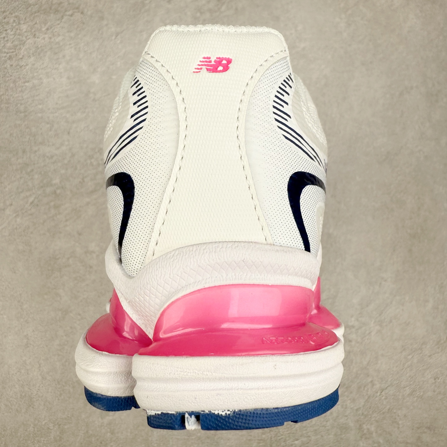 图片[8]-New Balance NB2000 舒适百搭防滑耐磨低帮 休闲跑步鞋 New Balance 在近两年的球鞋市场屡出奇招，在经典鞋型保持进一步增长的同时，推出的每一款新鞋型也都有傲人的战绩。在 327、9060 等鞋型获得成功之后，今天 New Balance 家族又迎来了新鲜血液的注入。这双 New Balance 2000 依然是融合了新旧元素的跑鞋造型，命名为 2000，或许是它的设计理念有着 Y2K 的血统。最大的亮点，在于这双鞋的中底。外侧以五个 ABZORB 单元，带来极具辨识度和冲击力的视觉效果，让这双鞋在外观和脚感方面都颇具吸引力。尺码：36 37 37.5 38 38.5 39 40 40.5 41 42 42.5 43 44 45 46-选品中心