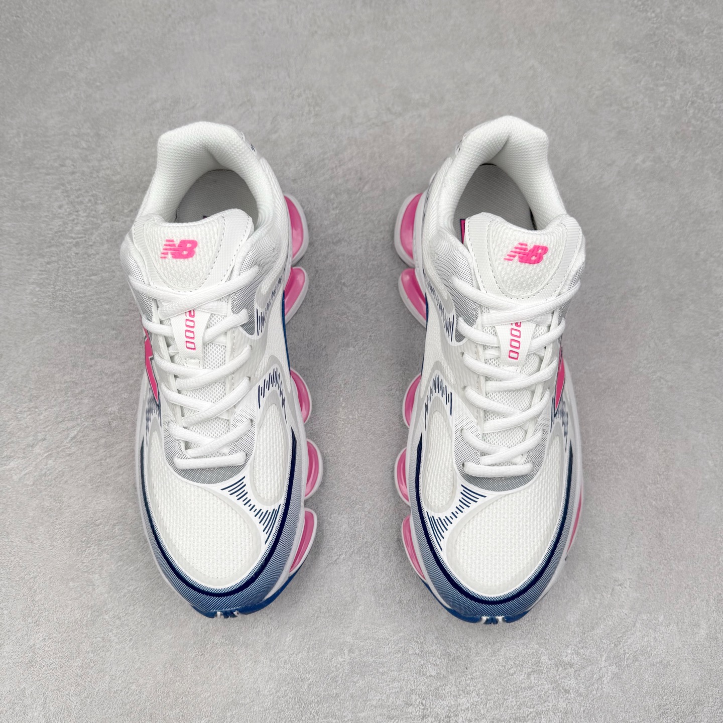 图片[2]-New Balance NB2000 舒适百搭防滑耐磨低帮 休闲跑步鞋 New Balance 在近两年的球鞋市场屡出奇招，在经典鞋型保持进一步增长的同时，推出的每一款新鞋型也都有傲人的战绩。在 327、9060 等鞋型获得成功之后，今天 New Balance 家族又迎来了新鲜血液的注入。这双 New Balance 2000 依然是融合了新旧元素的跑鞋造型，命名为 2000，或许是它的设计理念有着 Y2K 的血统。最大的亮点，在于这双鞋的中底。外侧以五个 ABZORB 单元，带来极具辨识度和冲击力的视觉效果，让这双鞋在外观和脚感方面都颇具吸引力。尺码：36 37 37.5 38 38.5 39 40 40.5 41 42 42.5 43 44 45 46-选品中心