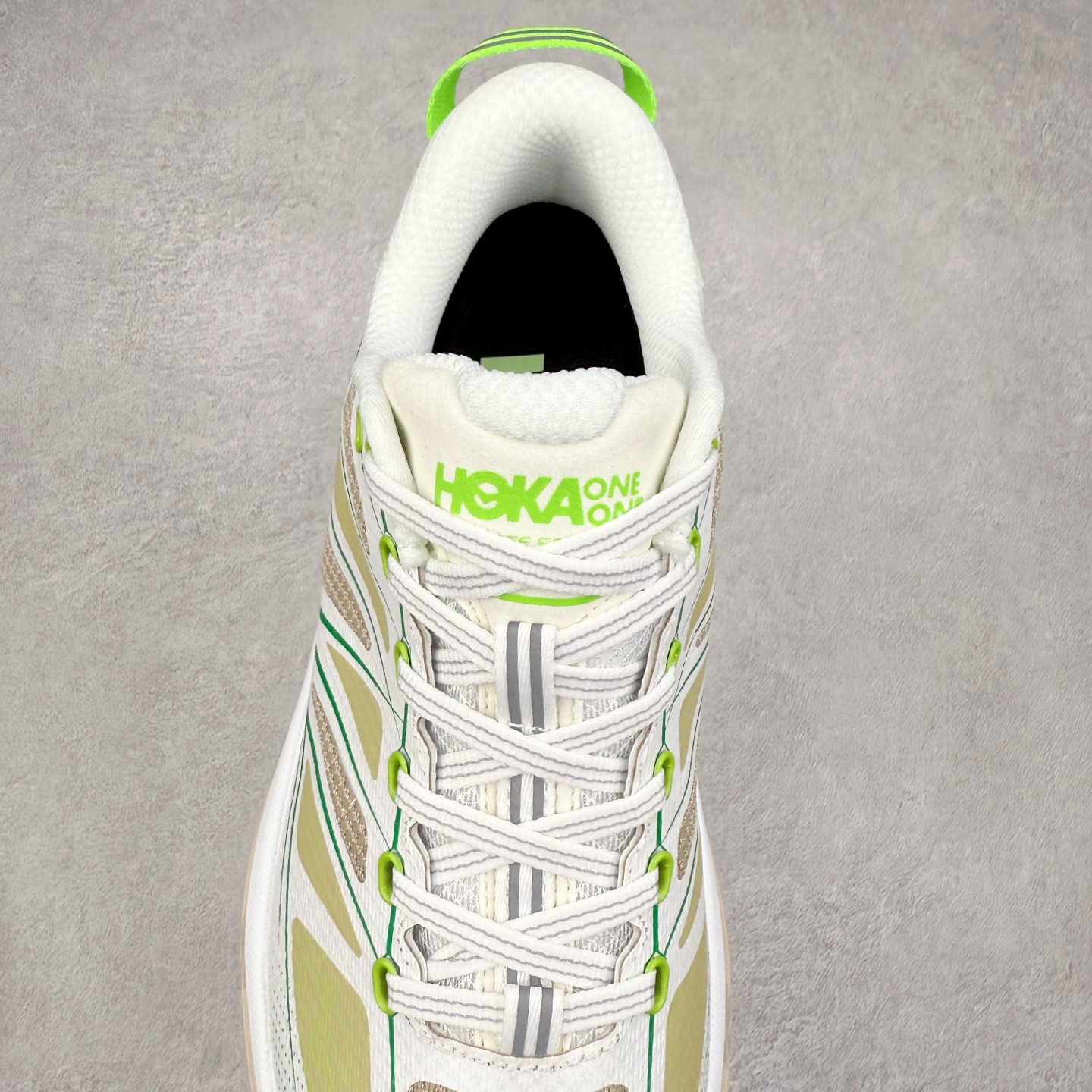 图片[5]-HOKA ONE ONE Mafate Speed 2 Low 玛法特2代系列低帮轻量户外越野休闲运动慢跑鞋 HOKA ONE ONE 最近推出了一个胶囊系列 Origin Story 这个系列里的 Mafate Speed 2 可以说让我日思夜想有一阵子了 最近终于拔草 让我来分享一下这双也是上脚赞到爆的越野跑鞋吧 以阿尔卑斯山脉作为主题将亮黄色与蓝色调覆盖在这经典轮廓之上 配色的呈现效果相当亮眼 以至于很多人买这个配色是用来日常搭配的 鞋面采用超轻的无缝架构 轻薄的TPU贴在透气的鞋面材料上 减轻重量同时也保证了支撑性 鞋底则采用滚动平衡技术 引导跑者回归自然步态 祖传的神奇EVA材质中底依旧是一如既往地表现优秀 能提供充足的缓震 作为HOKA家的越野跑鞋 VIBRAM 橡胶大底也是必不可少的 即便在复杂湿滑的地形 依旧能有良好的抓地力及稳定性 鞋带采用了弹性不易松脱的扁宽弹性鞋带 前掌与中掌部分也进行了加宽 也更加适合亚洲人的脚型 是一款十分全面且足够强悍的户外硬核越野鞋 而这双极其亮眼的越野跑鞋恰好又是在江山一百中参赛的UTMB冠军 Ludovic POMMERET 夺冠时穿着的战靴 这就让它变得更加有吸引力了 用来日常搭配的话短裤是基本不挑 长裤我个人推荐阔腿裤 工装裤以及各种长筒牛仔裤都可以 尺码：36 36.5 37.5 38 38.5 39 40 40.5 41 42 42.5 43 44 44.5 45-选品中心