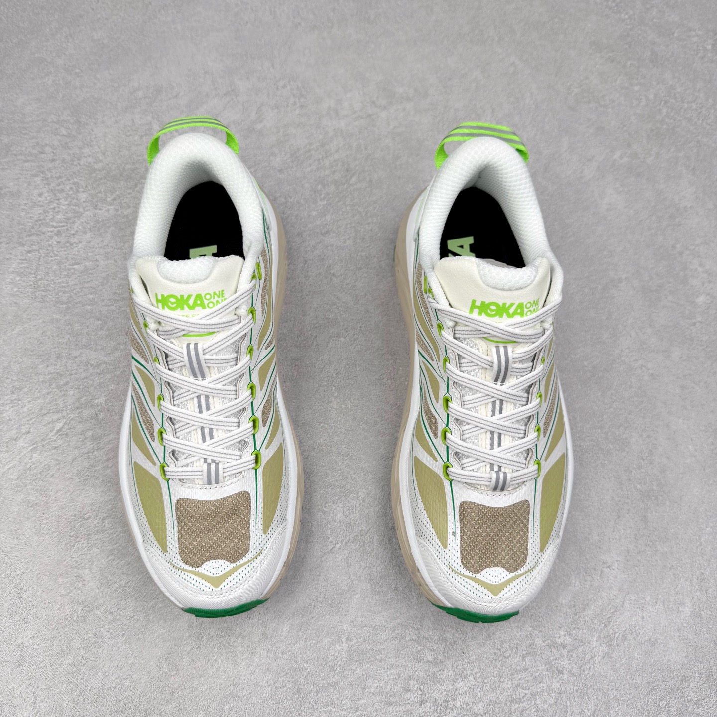 图片[2]-HOKA ONE ONE Mafate Speed 2 Low 玛法特2代系列低帮轻量户外越野休闲运动慢跑鞋 HOKA ONE ONE 最近推出了一个胶囊系列 Origin Story 这个系列里的 Mafate Speed 2 可以说让我日思夜想有一阵子了 最近终于拔草 让我来分享一下这双也是上脚赞到爆的越野跑鞋吧 以阿尔卑斯山脉作为主题将亮黄色与蓝色调覆盖在这经典轮廓之上 配色的呈现效果相当亮眼 以至于很多人买这个配色是用来日常搭配的 鞋面采用超轻的无缝架构 轻薄的TPU贴在透气的鞋面材料上 减轻重量同时也保证了支撑性 鞋底则采用滚动平衡技术 引导跑者回归自然步态 祖传的神奇EVA材质中底依旧是一如既往地表现优秀 能提供充足的缓震 作为HOKA家的越野跑鞋 VIBRAM 橡胶大底也是必不可少的 即便在复杂湿滑的地形 依旧能有良好的抓地力及稳定性 鞋带采用了弹性不易松脱的扁宽弹性鞋带 前掌与中掌部分也进行了加宽 也更加适合亚洲人的脚型 是一款十分全面且足够强悍的户外硬核越野鞋 而这双极其亮眼的越野跑鞋恰好又是在江山一百中参赛的UTMB冠军 Ludovic POMMERET 夺冠时穿着的战靴 这就让它变得更加有吸引力了 用来日常搭配的话短裤是基本不挑 长裤我个人推荐阔腿裤 工装裤以及各种长筒牛仔裤都可以 尺码：36 36.5 37.5 38 38.5 39 40 40.5 41 42 42.5 43 44 44.5 45-选品中心