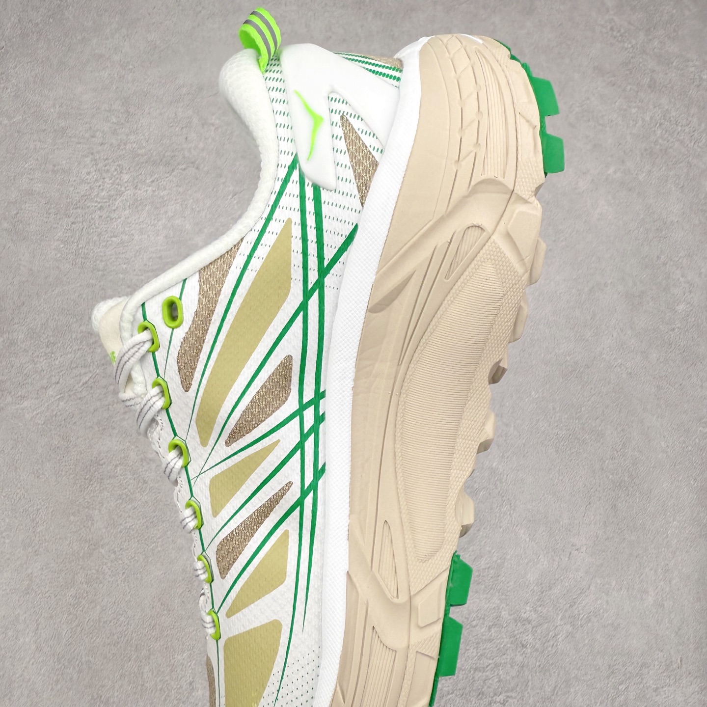 图片[7]-HOKA ONE ONE Mafate Speed 2 Low 玛法特2代系列低帮轻量户外越野休闲运动慢跑鞋 HOKA ONE ONE 最近推出了一个胶囊系列 Origin Story 这个系列里的 Mafate Speed 2 可以说让我日思夜想有一阵子了 最近终于拔草 让我来分享一下这双也是上脚赞到爆的越野跑鞋吧 以阿尔卑斯山脉作为主题将亮黄色与蓝色调覆盖在这经典轮廓之上 配色的呈现效果相当亮眼 以至于很多人买这个配色是用来日常搭配的 鞋面采用超轻的无缝架构 轻薄的TPU贴在透气的鞋面材料上 减轻重量同时也保证了支撑性 鞋底则采用滚动平衡技术 引导跑者回归自然步态 祖传的神奇EVA材质中底依旧是一如既往地表现优秀 能提供充足的缓震 作为HOKA家的越野跑鞋 VIBRAM 橡胶大底也是必不可少的 即便在复杂湿滑的地形 依旧能有良好的抓地力及稳定性 鞋带采用了弹性不易松脱的扁宽弹性鞋带 前掌与中掌部分也进行了加宽 也更加适合亚洲人的脚型 是一款十分全面且足够强悍的户外硬核越野鞋 而这双极其亮眼的越野跑鞋恰好又是在江山一百中参赛的UTMB冠军 Ludovic POMMERET 夺冠时穿着的战靴 这就让它变得更加有吸引力了 用来日常搭配的话短裤是基本不挑 长裤我个人推荐阔腿裤 工装裤以及各种长筒牛仔裤都可以 尺码：36 36.5 37.5 38 38.5 39 40 40.5 41 42 42.5 43 44 44.5 45-选品中心