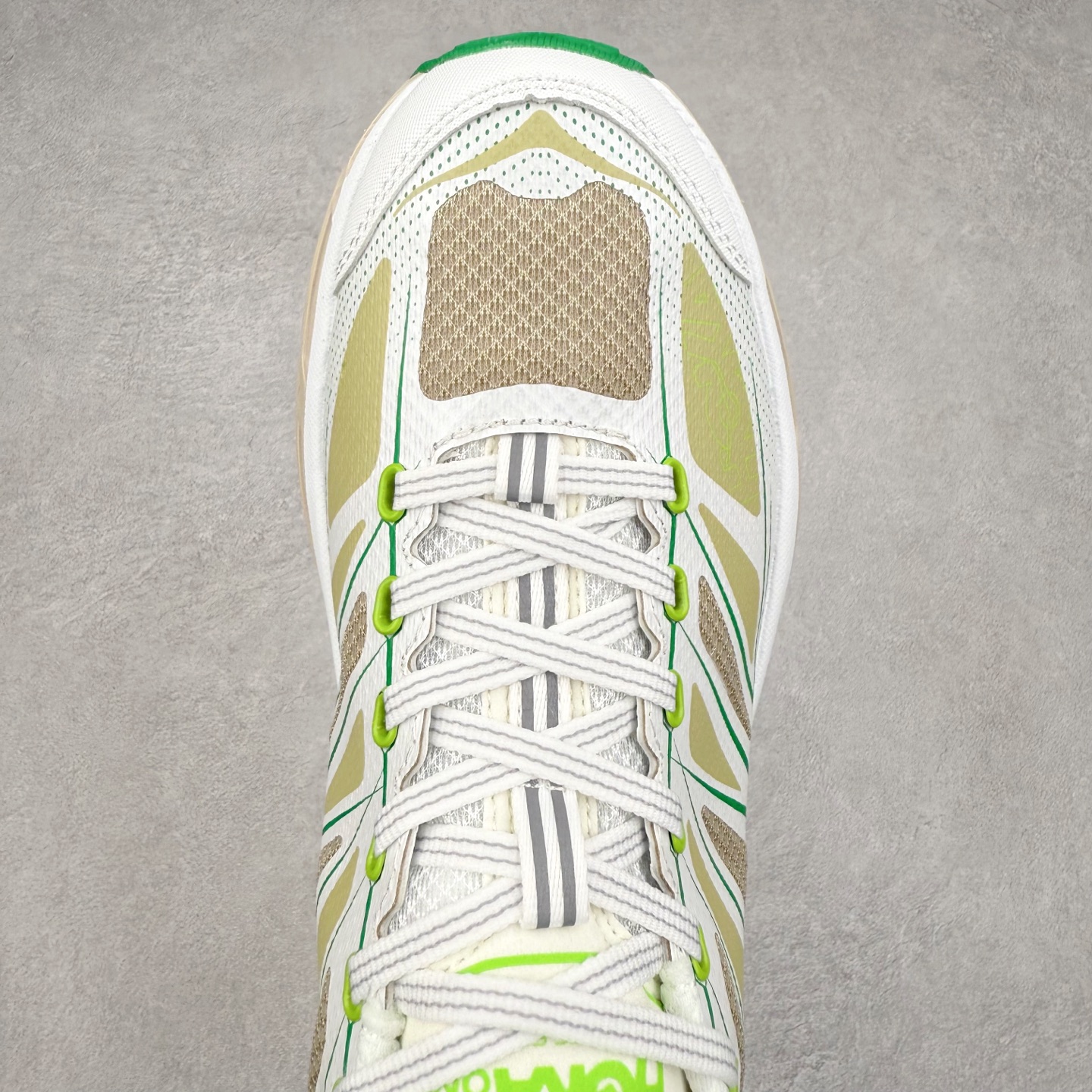 图片[4]-HOKA ONE ONE Mafate Speed 2 Low 玛法特2代系列低帮轻量户外越野休闲运动慢跑鞋 HOKA ONE ONE 最近推出了一个胶囊系列 Origin Story 这个系列里的 Mafate Speed 2 可以说让我日思夜想有一阵子了 最近终于拔草 让我来分享一下这双也是上脚赞到爆的越野跑鞋吧 以阿尔卑斯山脉作为主题将亮黄色与蓝色调覆盖在这经典轮廓之上 配色的呈现效果相当亮眼 以至于很多人买这个配色是用来日常搭配的 鞋面采用超轻的无缝架构 轻薄的TPU贴在透气的鞋面材料上 减轻重量同时也保证了支撑性 鞋底则采用滚动平衡技术 引导跑者回归自然步态 祖传的神奇EVA材质中底依旧是一如既往地表现优秀 能提供充足的缓震 作为HOKA家的越野跑鞋 VIBRAM 橡胶大底也是必不可少的 即便在复杂湿滑的地形 依旧能有良好的抓地力及稳定性 鞋带采用了弹性不易松脱的扁宽弹性鞋带 前掌与中掌部分也进行了加宽 也更加适合亚洲人的脚型 是一款十分全面且足够强悍的户外硬核越野鞋 而这双极其亮眼的越野跑鞋恰好又是在江山一百中参赛的UTMB冠军 Ludovic POMMERET 夺冠时穿着的战靴 这就让它变得更加有吸引力了 用来日常搭配的话短裤是基本不挑 长裤我个人推荐阔腿裤 工装裤以及各种长筒牛仔裤都可以 尺码：36 36.5 37.5 38 38.5 39 40 40.5 41 42 42.5 43 44 44.5 45-选品中心