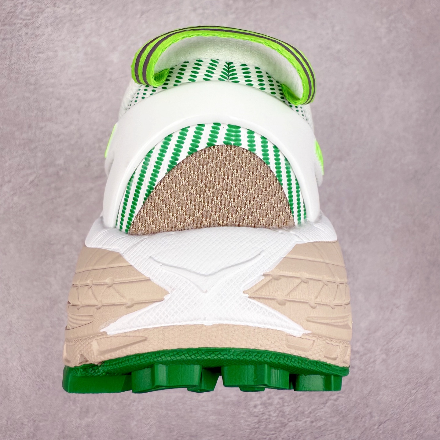 图片[8]-HOKA ONE ONE Mafate Speed 2 Low 玛法特2代系列低帮轻量户外越野休闲运动慢跑鞋 HOKA ONE ONE 最近推出了一个胶囊系列 Origin Story 这个系列里的 Mafate Speed 2 可以说让我日思夜想有一阵子了 最近终于拔草 让我来分享一下这双也是上脚赞到爆的越野跑鞋吧 以阿尔卑斯山脉作为主题将亮黄色与蓝色调覆盖在这经典轮廓之上 配色的呈现效果相当亮眼 以至于很多人买这个配色是用来日常搭配的 鞋面采用超轻的无缝架构 轻薄的TPU贴在透气的鞋面材料上 减轻重量同时也保证了支撑性 鞋底则采用滚动平衡技术 引导跑者回归自然步态 祖传的神奇EVA材质中底依旧是一如既往地表现优秀 能提供充足的缓震 作为HOKA家的越野跑鞋 VIBRAM 橡胶大底也是必不可少的 即便在复杂湿滑的地形 依旧能有良好的抓地力及稳定性 鞋带采用了弹性不易松脱的扁宽弹性鞋带 前掌与中掌部分也进行了加宽 也更加适合亚洲人的脚型 是一款十分全面且足够强悍的户外硬核越野鞋 而这双极其亮眼的越野跑鞋恰好又是在江山一百中参赛的UTMB冠军 Ludovic POMMERET 夺冠时穿着的战靴 这就让它变得更加有吸引力了 用来日常搭配的话短裤是基本不挑 长裤我个人推荐阔腿裤 工装裤以及各种长筒牛仔裤都可以 尺码：36 36.5 37.5 38 38.5 39 40 40.5 41 42 42.5 43 44 44.5 45-选品中心