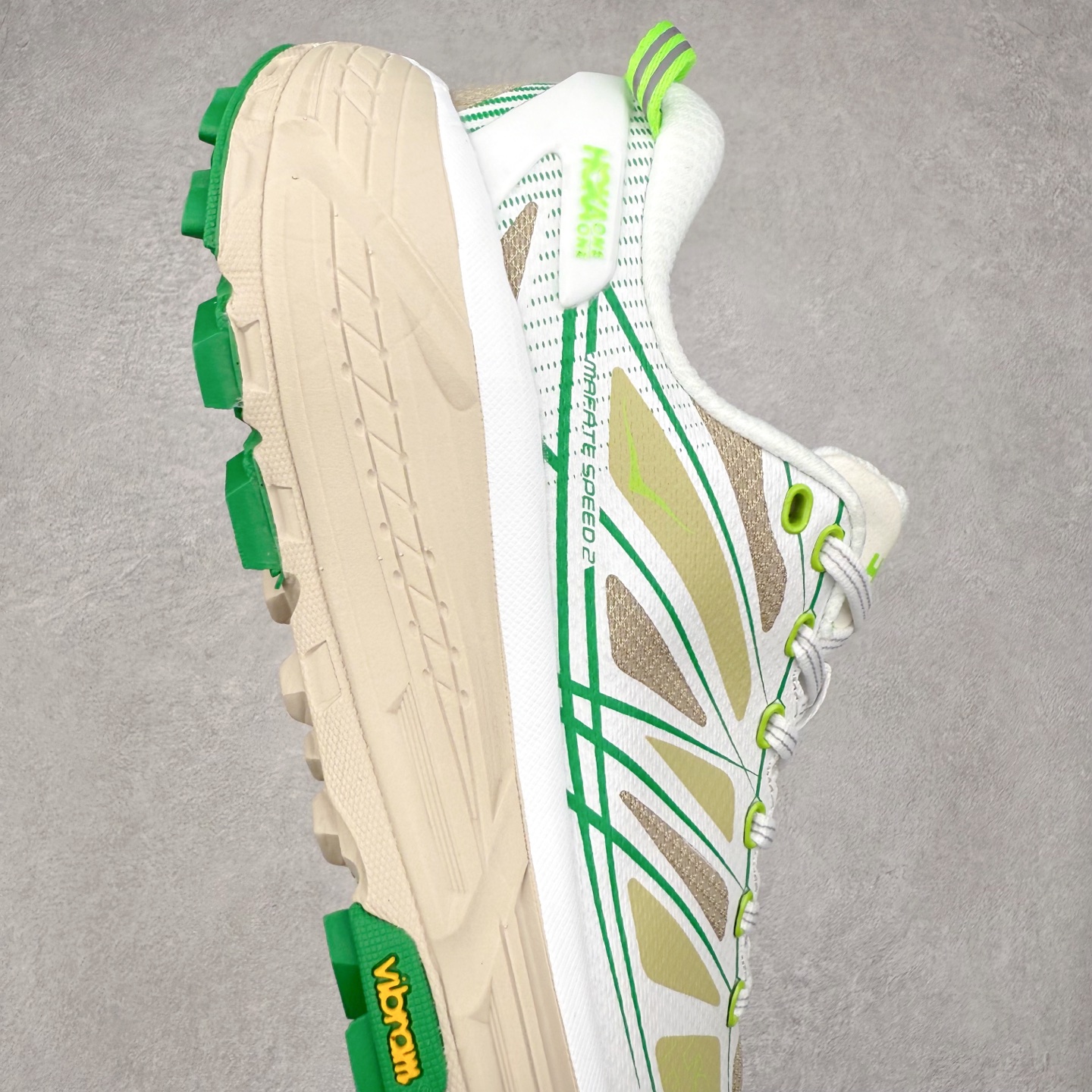 图片[6]-HOKA ONE ONE Mafate Speed 2 Low 玛法特2代系列低帮轻量户外越野休闲运动慢跑鞋 HOKA ONE ONE 最近推出了一个胶囊系列 Origin Story 这个系列里的 Mafate Speed 2 可以说让我日思夜想有一阵子了 最近终于拔草 让我来分享一下这双也是上脚赞到爆的越野跑鞋吧 以阿尔卑斯山脉作为主题将亮黄色与蓝色调覆盖在这经典轮廓之上 配色的呈现效果相当亮眼 以至于很多人买这个配色是用来日常搭配的 鞋面采用超轻的无缝架构 轻薄的TPU贴在透气的鞋面材料上 减轻重量同时也保证了支撑性 鞋底则采用滚动平衡技术 引导跑者回归自然步态 祖传的神奇EVA材质中底依旧是一如既往地表现优秀 能提供充足的缓震 作为HOKA家的越野跑鞋 VIBRAM 橡胶大底也是必不可少的 即便在复杂湿滑的地形 依旧能有良好的抓地力及稳定性 鞋带采用了弹性不易松脱的扁宽弹性鞋带 前掌与中掌部分也进行了加宽 也更加适合亚洲人的脚型 是一款十分全面且足够强悍的户外硬核越野鞋 而这双极其亮眼的越野跑鞋恰好又是在江山一百中参赛的UTMB冠军 Ludovic POMMERET 夺冠时穿着的战靴 这就让它变得更加有吸引力了 用来日常搭配的话短裤是基本不挑 长裤我个人推荐阔腿裤 工装裤以及各种长筒牛仔裤都可以 尺码：36 36.5 37.5 38 38.5 39 40 40.5 41 42 42.5 43 44 44.5 45-选品中心