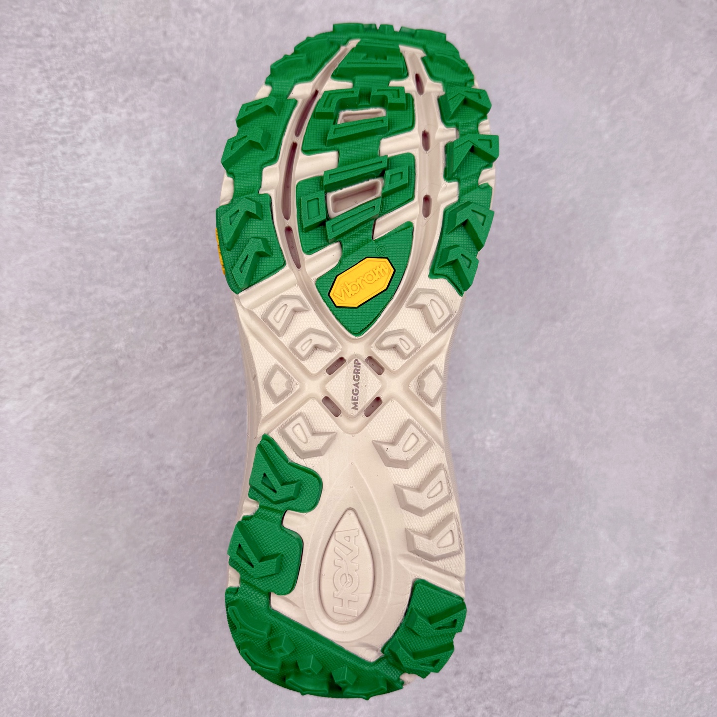 图片[9]-HOKA ONE ONE Mafate Speed 2 Low 玛法特2代系列低帮轻量户外越野休闲运动慢跑鞋 HOKA ONE ONE 最近推出了一个胶囊系列 Origin Story 这个系列里的 Mafate Speed 2 可以说让我日思夜想有一阵子了 最近终于拔草 让我来分享一下这双也是上脚赞到爆的越野跑鞋吧 以阿尔卑斯山脉作为主题将亮黄色与蓝色调覆盖在这经典轮廓之上 配色的呈现效果相当亮眼 以至于很多人买这个配色是用来日常搭配的 鞋面采用超轻的无缝架构 轻薄的TPU贴在透气的鞋面材料上 减轻重量同时也保证了支撑性 鞋底则采用滚动平衡技术 引导跑者回归自然步态 祖传的神奇EVA材质中底依旧是一如既往地表现优秀 能提供充足的缓震 作为HOKA家的越野跑鞋 VIBRAM 橡胶大底也是必不可少的 即便在复杂湿滑的地形 依旧能有良好的抓地力及稳定性 鞋带采用了弹性不易松脱的扁宽弹性鞋带 前掌与中掌部分也进行了加宽 也更加适合亚洲人的脚型 是一款十分全面且足够强悍的户外硬核越野鞋 而这双极其亮眼的越野跑鞋恰好又是在江山一百中参赛的UTMB冠军 Ludovic POMMERET 夺冠时穿着的战靴 这就让它变得更加有吸引力了 用来日常搭配的话短裤是基本不挑 长裤我个人推荐阔腿裤 工装裤以及各种长筒牛仔裤都可以 尺码：36 36.5 37.5 38 38.5 39 40 40.5 41 42 42.5 43 44 44.5 45-选品中心