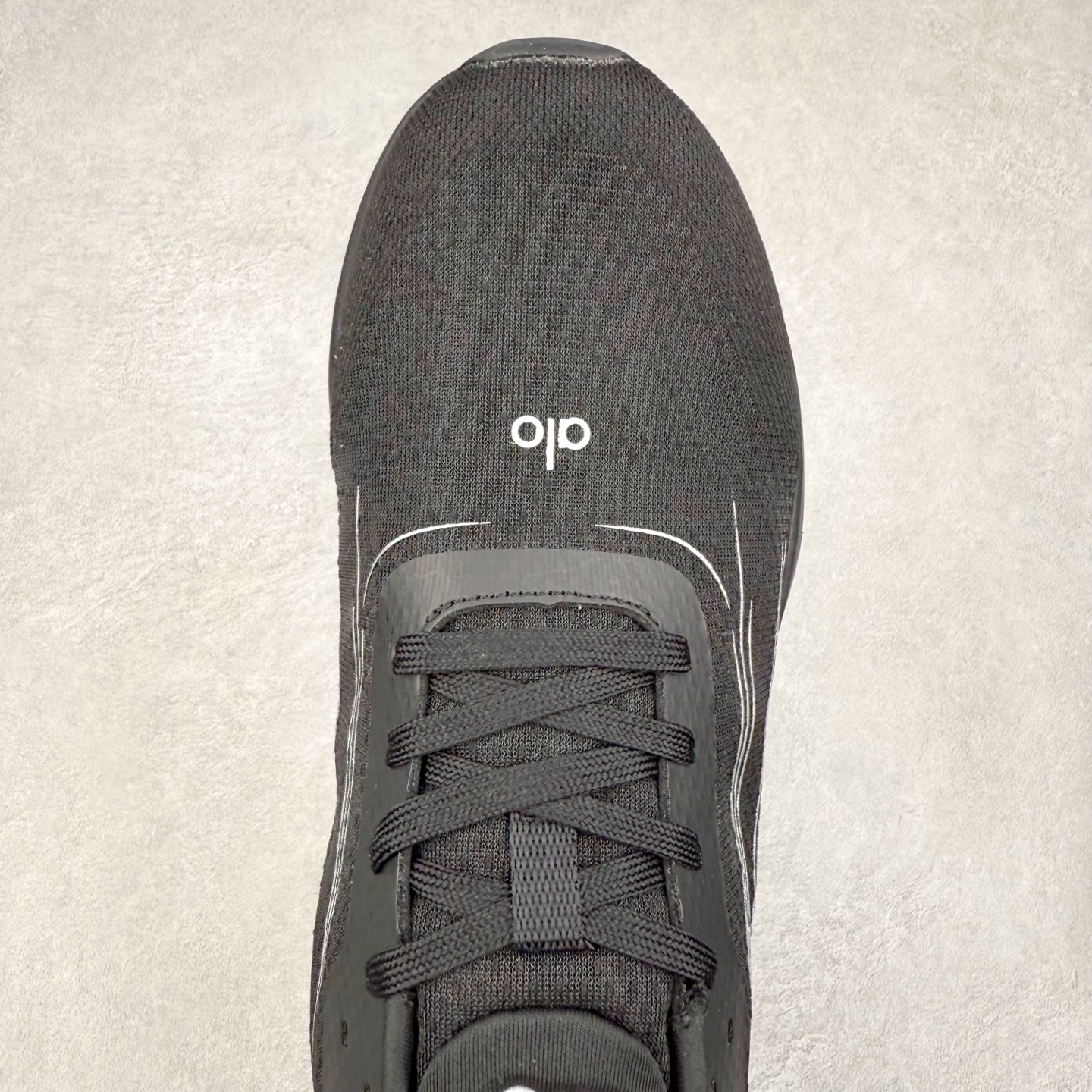 图片[4]-Alo yoga Alo Runner 舒适百搭防滑耐磨低帮跑步鞋 Alo Yoga于2007年创立于洛杉矶，意在传播有意识的运动，同时激发人们的健康意识与创造力。品牌的核心理念在于制作能够带来完美体验的瑜伽服饰与功能性单品，让有意识的运动触入并改变生活。Alo Yoga将其设计延伸到日常服饰概念，坚持不懈地捕捉当代时尚潮流，将品牌的运动美学理念、精致前卫的设计与舒适功能面料完美结合。与此同时，Alo Yoga的设计受到了时尚界人士与名人们的追捧，Talor Swift、Kendall Jenner等街拍照片中都曾出现品牌不同单品的身影。尺码：36 36.5 37.5 38 38.5 39 40 40.5 41 42 42.5 43 44 44.5 45-选品中心